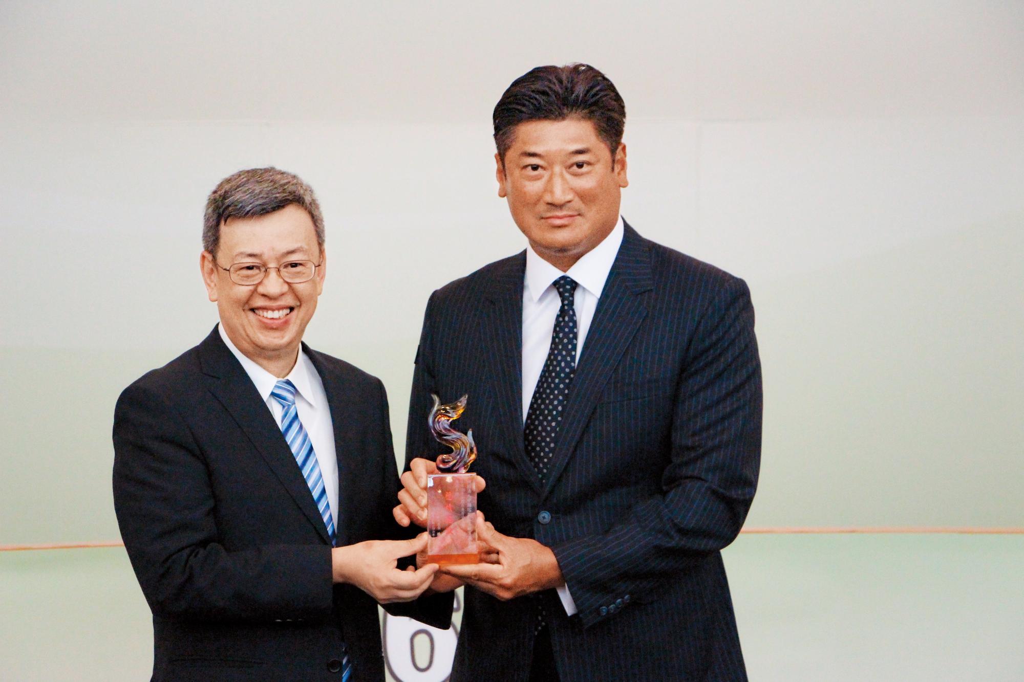 今年6月,辜仲諒(右)代表中國信託反毒教育基金會,接受副總統陳建仁(左)的表揚。