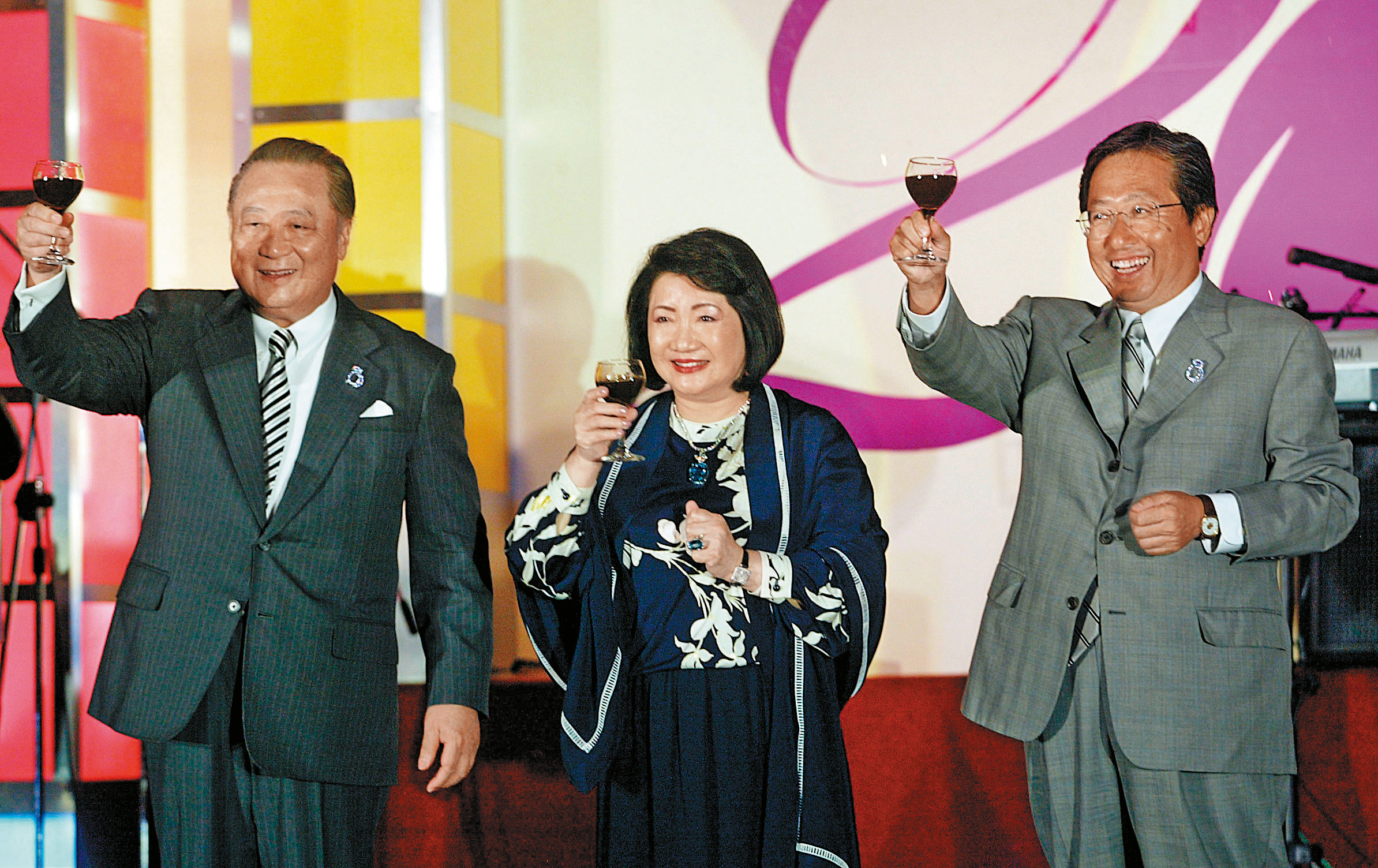 辜林瑞慧（中）與辜濓松（左）一起參加當時她擔任執行長的松柏健康食品公司20週年慶祝活動，右為日基商事常務西川裕（右）。（聯合知識庫）