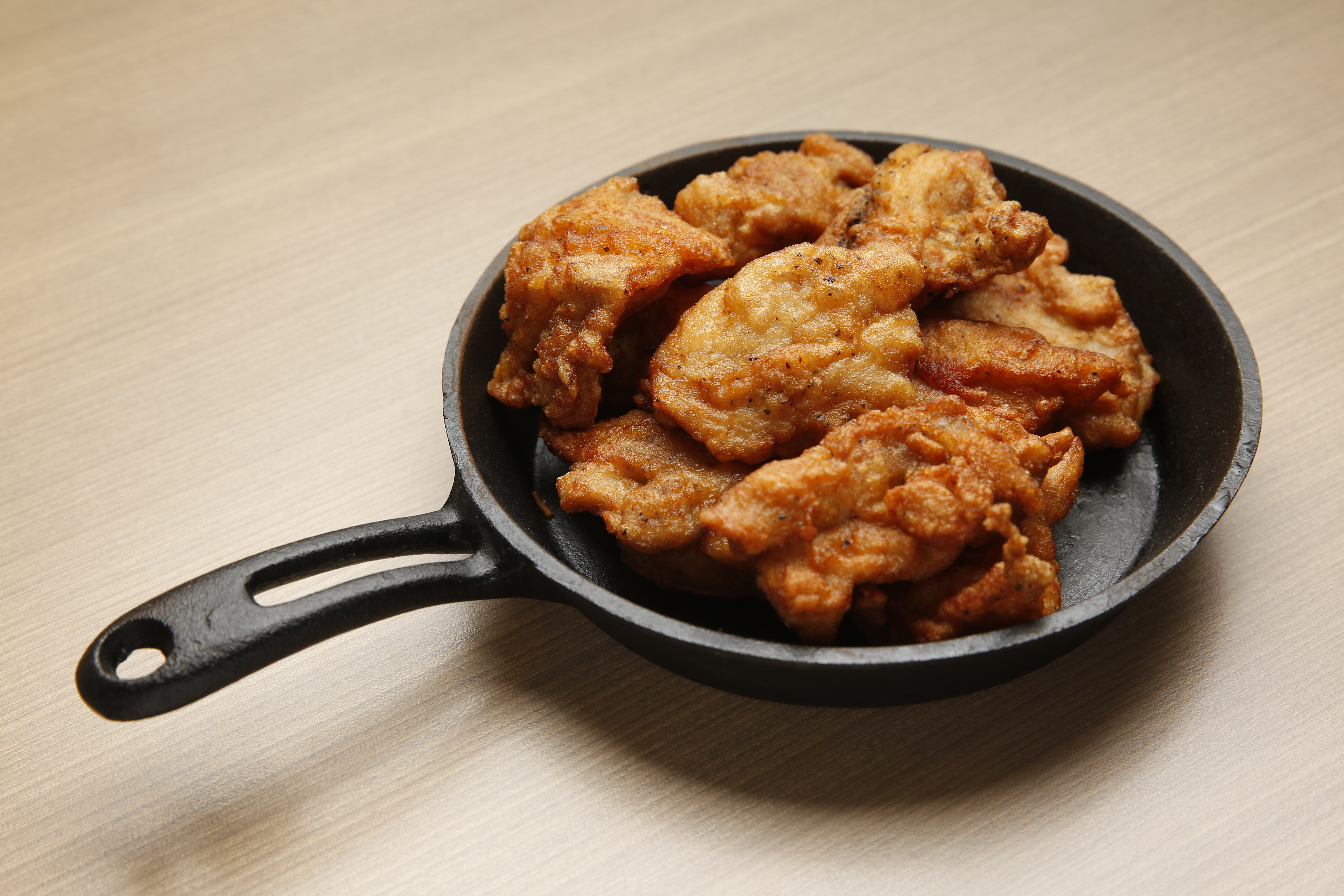 新品無骨炸雞採用去皮去骨雞腿肉，裹上祕製酥炸粉，外酥內軟。