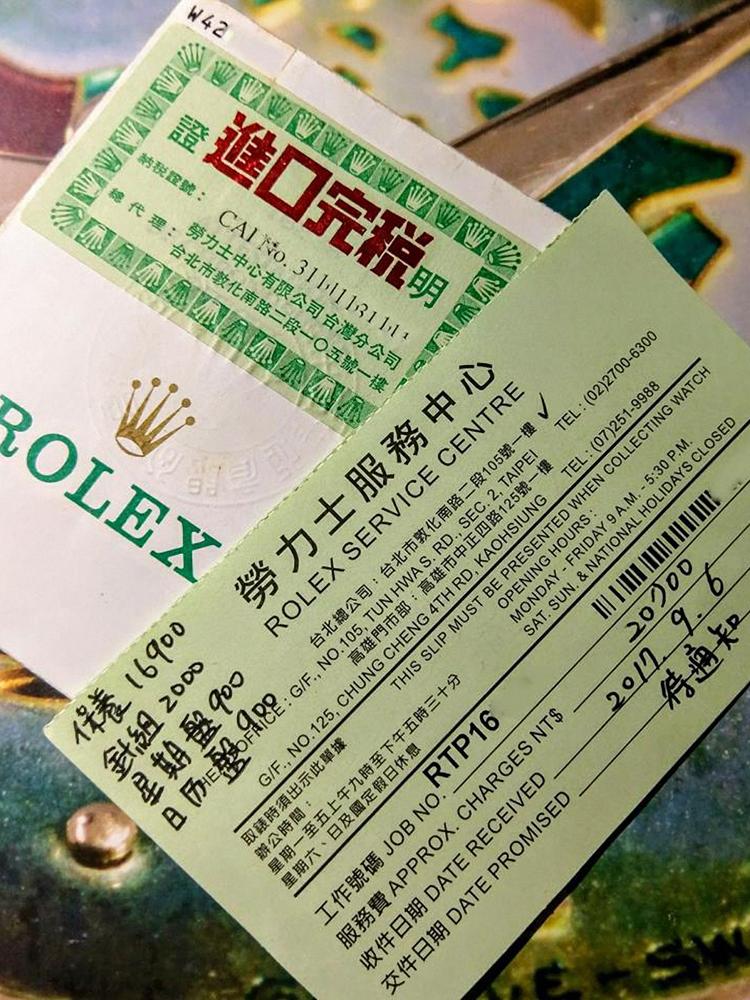 不過為了將常見的英文日期／星期盤換成較稀少的中文版本，因涉及機芯內部零件更動，故仍得花大錢洗油，費用如圖。