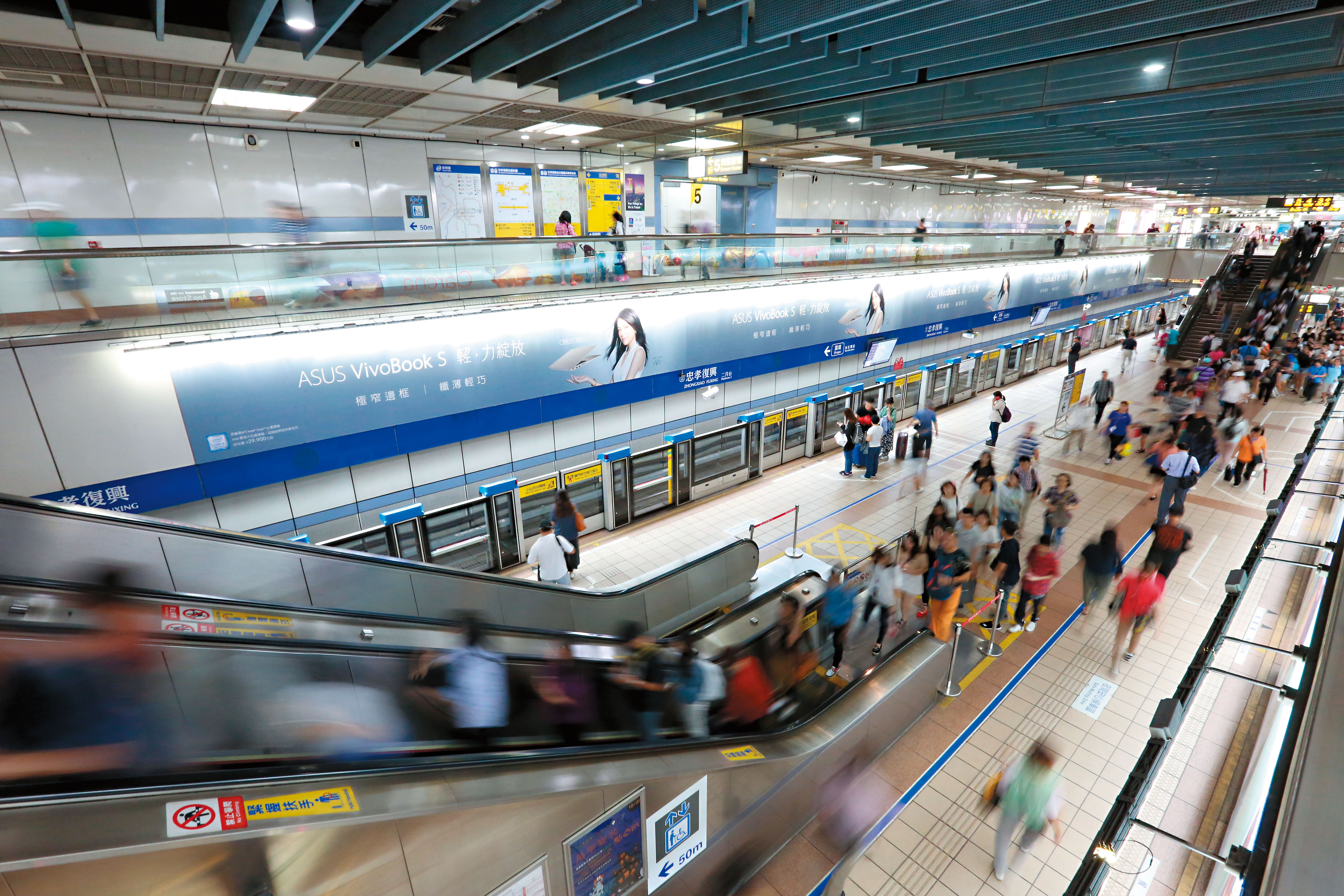 捷運忠孝復興站人潮洶湧，但民眾所乘坐的電扶梯安檢竟涉造假。