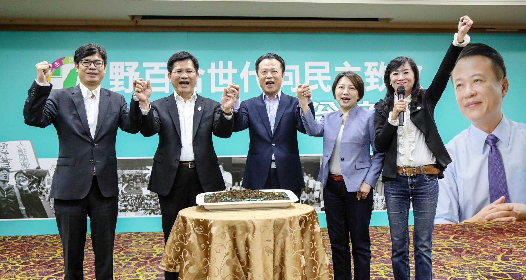 辭去農委會副主委職務的翁章梁（中）今正式宣布參選嘉義縣長，並邀民進黨立委陳其邁（左起）台中市長林佳龍、社民黨主席范雲、台南市議員林宜瑾等野百合學運時期好友站台。（台灣世代基金會提供）