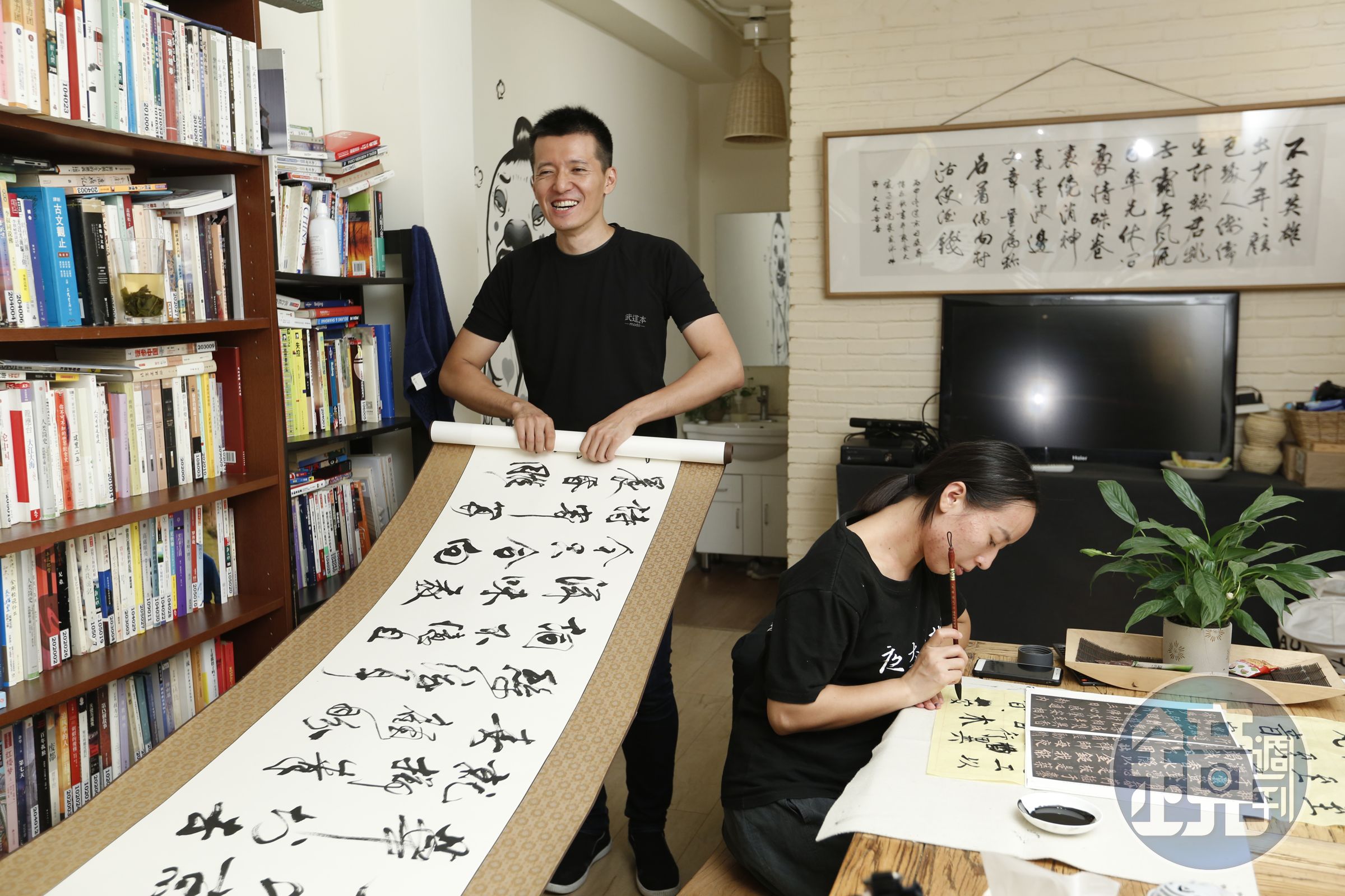 鼓勵員工和換宿者多學習，黃鴻璽（左）固定在週末安排書法課。