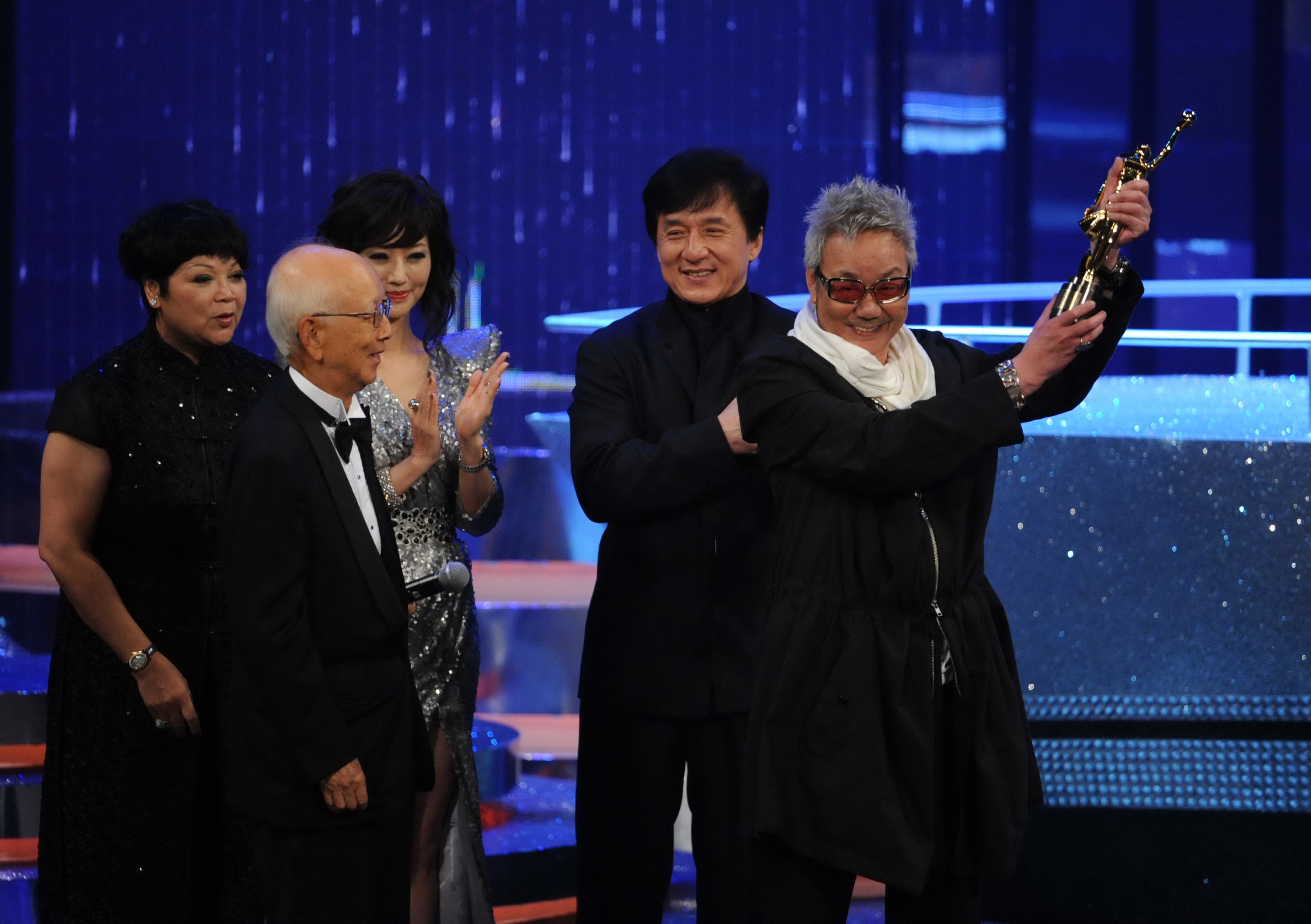 2011年4月17日，香港第30屆香港電影金像獎，陳自強獲頒專業精神獎，當時成龍也在台上。（京華時報-東方IC）