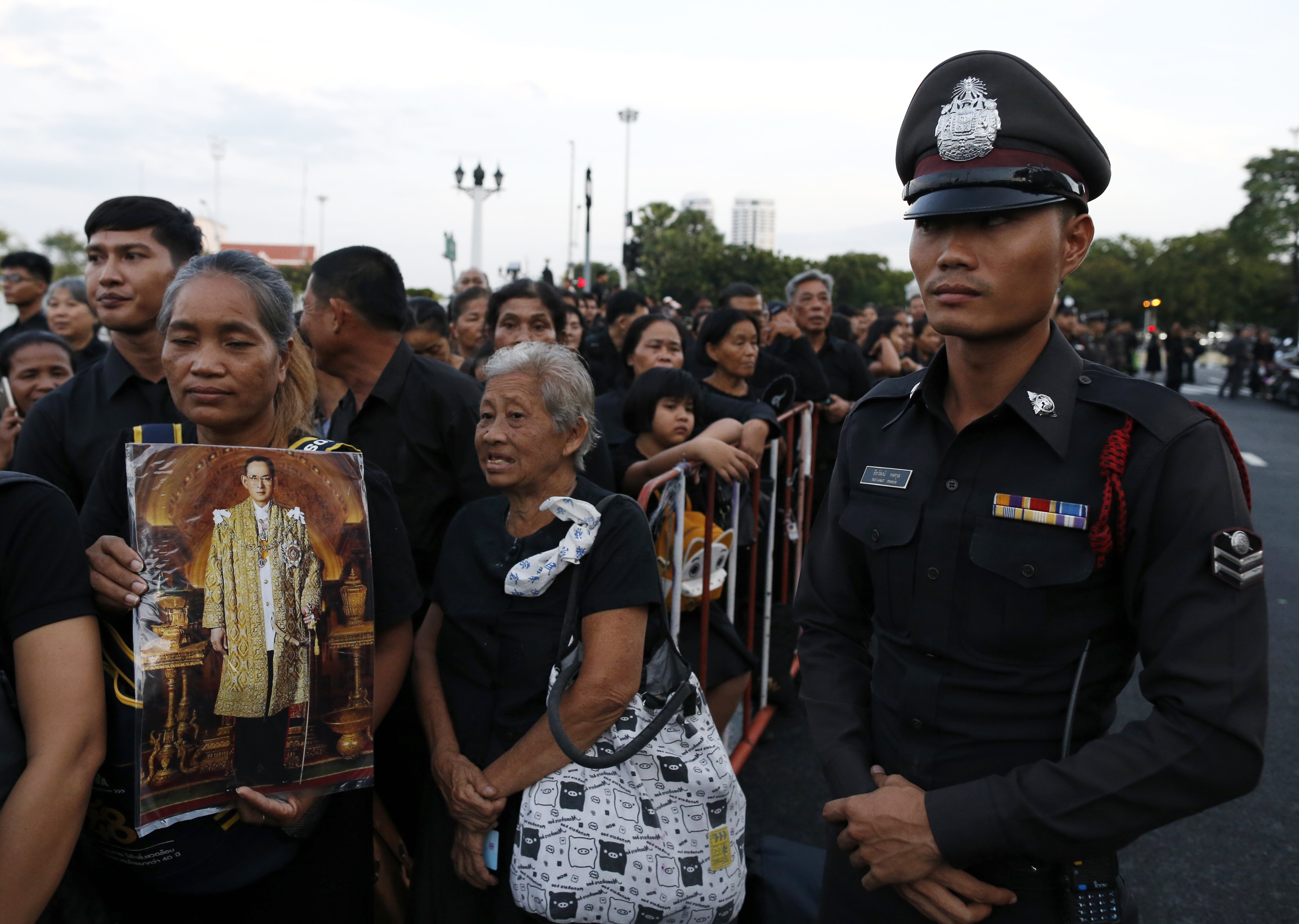 泰王蒲美蓬火化同時，泰國政治也走向君主極權。（東方IC）