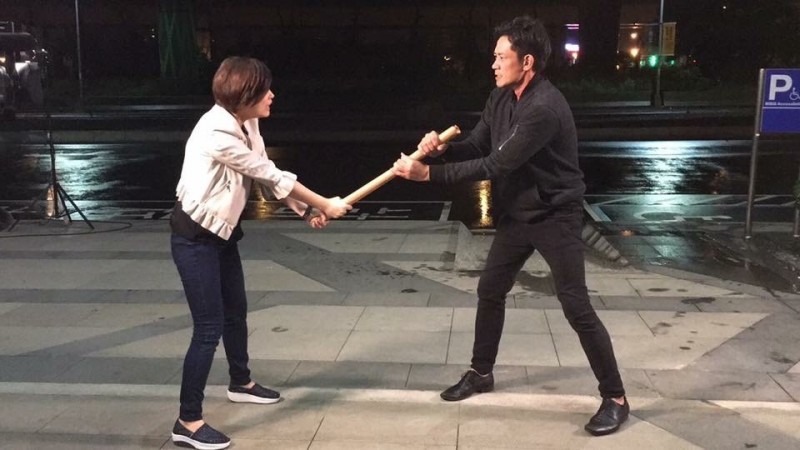 方馨在民視《幸福來了》有幕棒打柯叔元的戲碼，讓觀眾頻喊大快人心。（翻攝民視）