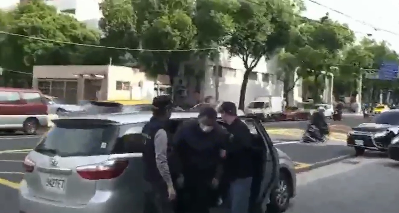 陳男是保險業務員，卻拿著妻子的學生證和磁卡進入長庚科大校園，對女學生強抱襲胸。（翻攝畫面）