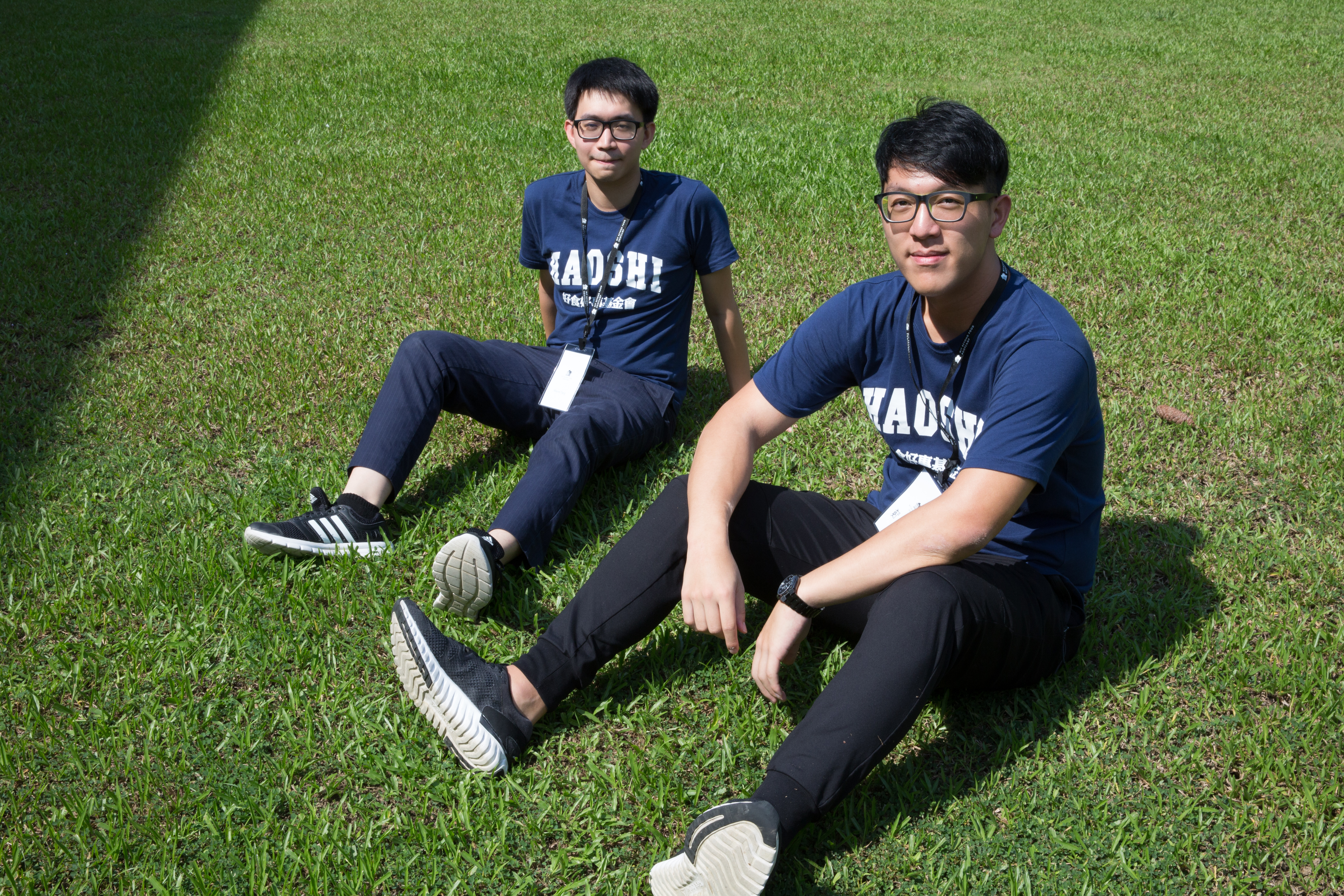 擔任MIT Beyond Food Bootcamp志工，鄭人豪（右）與湯毓偉（左）除了協助營隊學員繁瑣事務，也學到創業模式的框架。