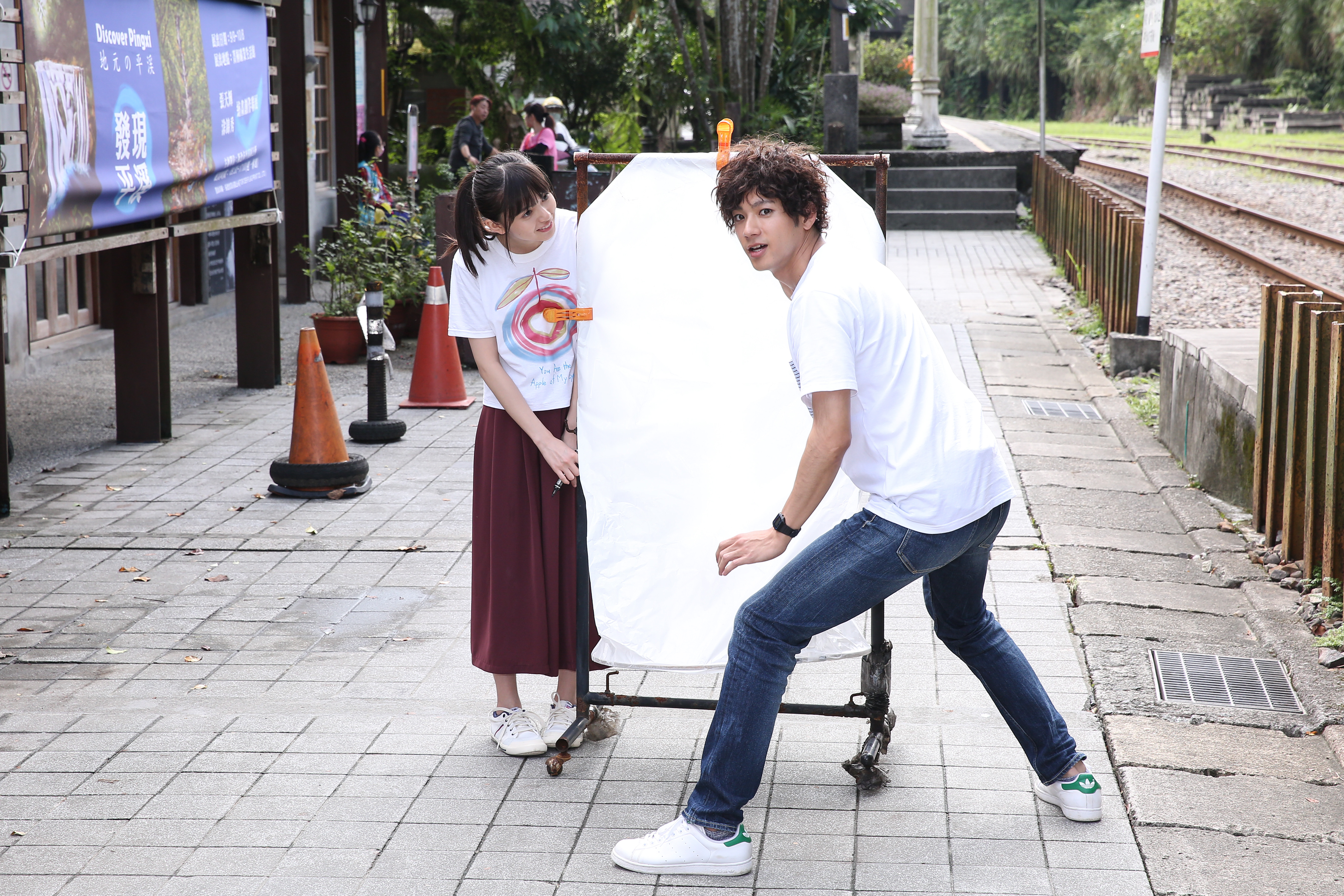 日版《那些年，我們一起追的女孩》主角山田裕貴（右）與齋藤飛鳥重返台版經典場景「菁桐」取景。