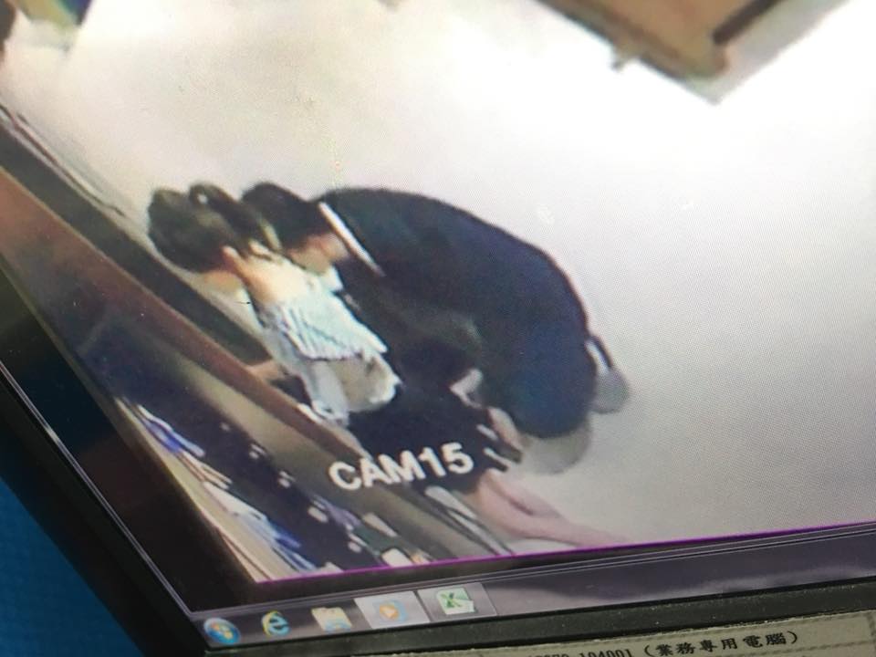 三井outlet驚傳偷拍狼，女子身穿短裙竟遭西裝男偷拍裙底。（翻攝畫面）