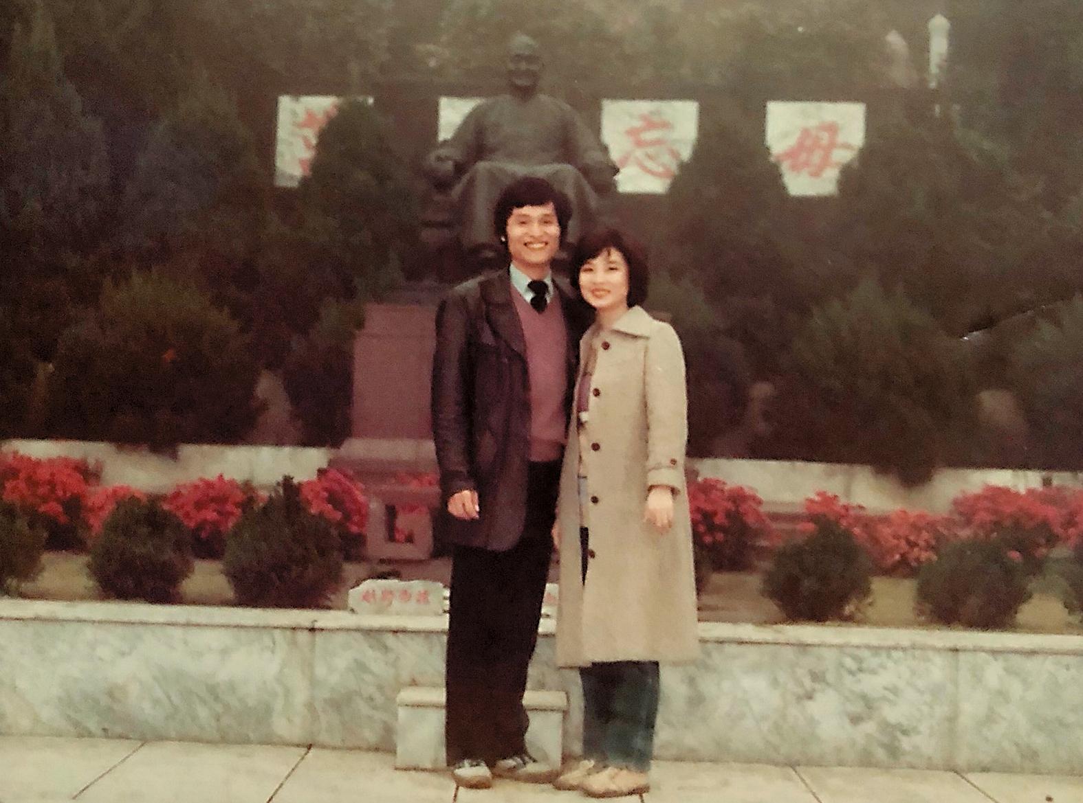 許復進(左)白手起家,努力奮鬥精神感動家具行千金林寶霞(右),全力支持另一半。(東凌提供)