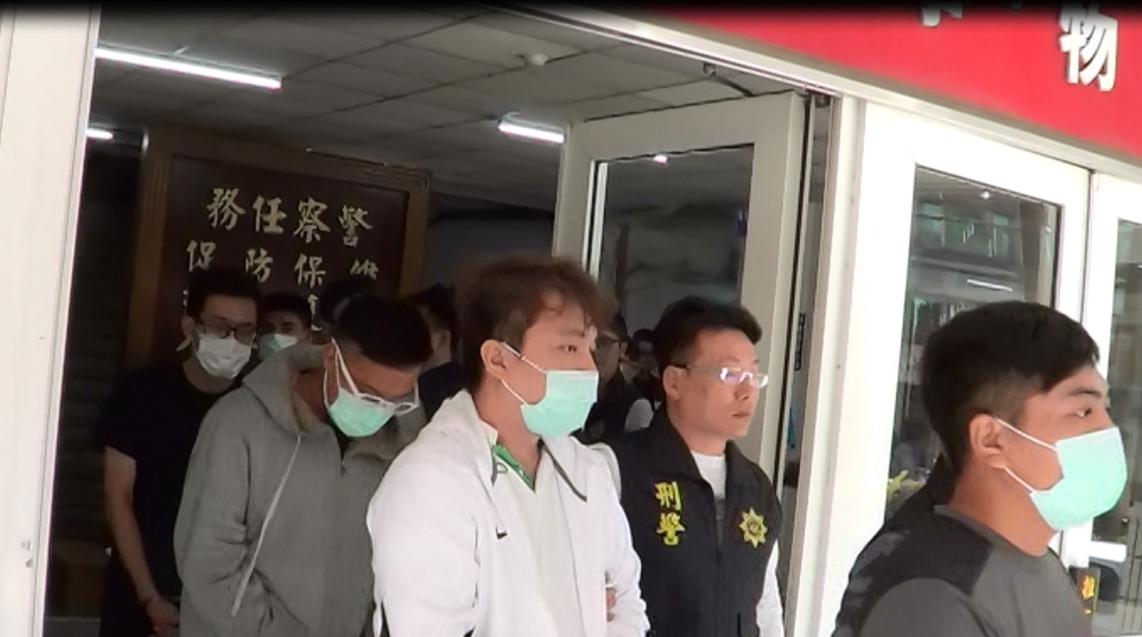 中打中心逮捕2對橫行苗栗地區的暴力兄弟檔,戴白色眼鏡為潘姓雙胞胎哥哥(左3)。(刑事局提供)