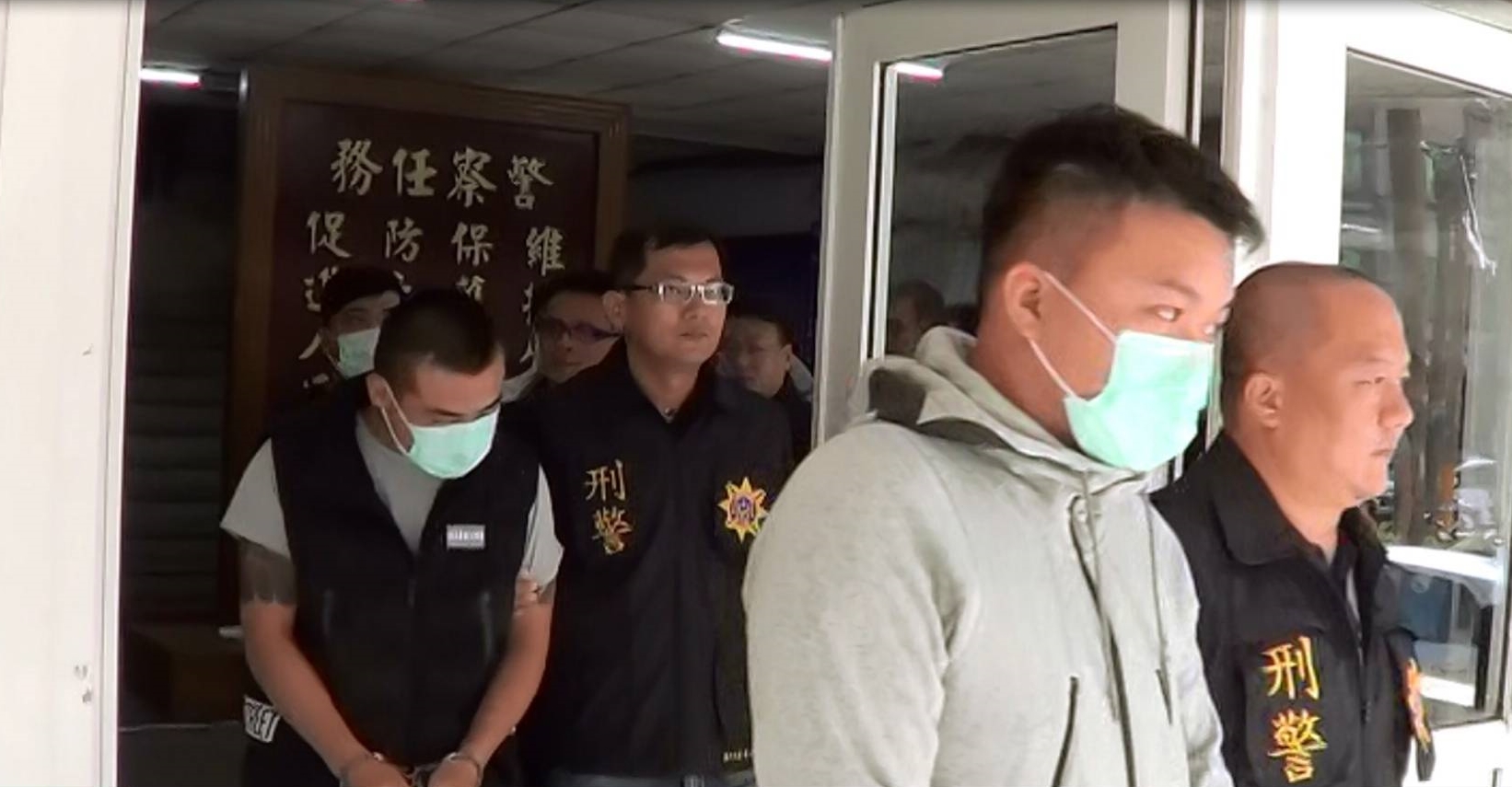 中打中心逮捕2對橫行苗栗地區的暴力兄弟檔，廖姓主嫌（前右1）。（刑事局提供）