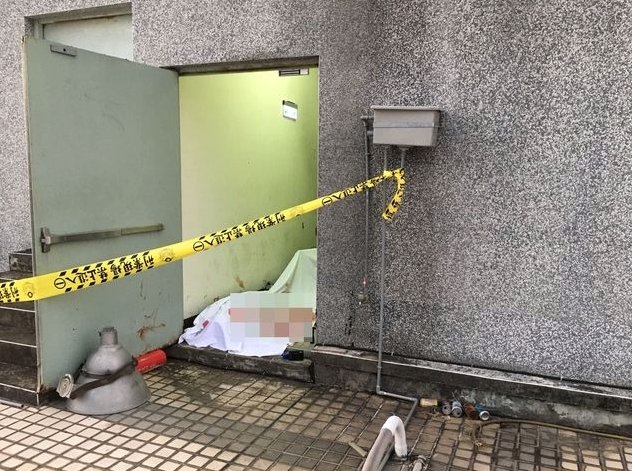 張生疑與家人爭吵，今日下午在景文科大頂樓割頸自殺。（翻攝畫面）