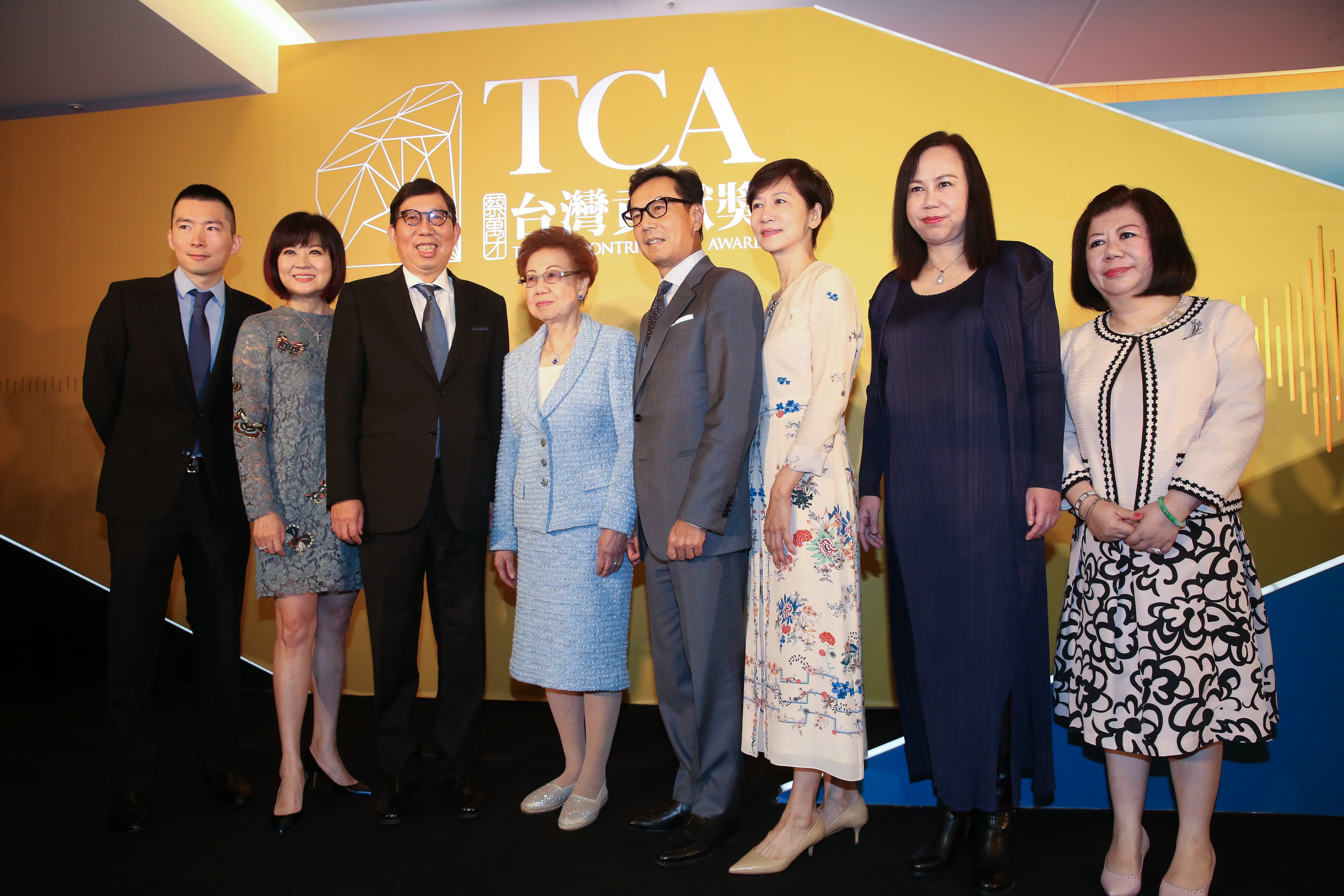 很少在公眾場合出現蔡萬才總裁夫人蔡楊湘薰攜蔡明忠、蔡明興兄弟倆一家族合體思念父親身影。