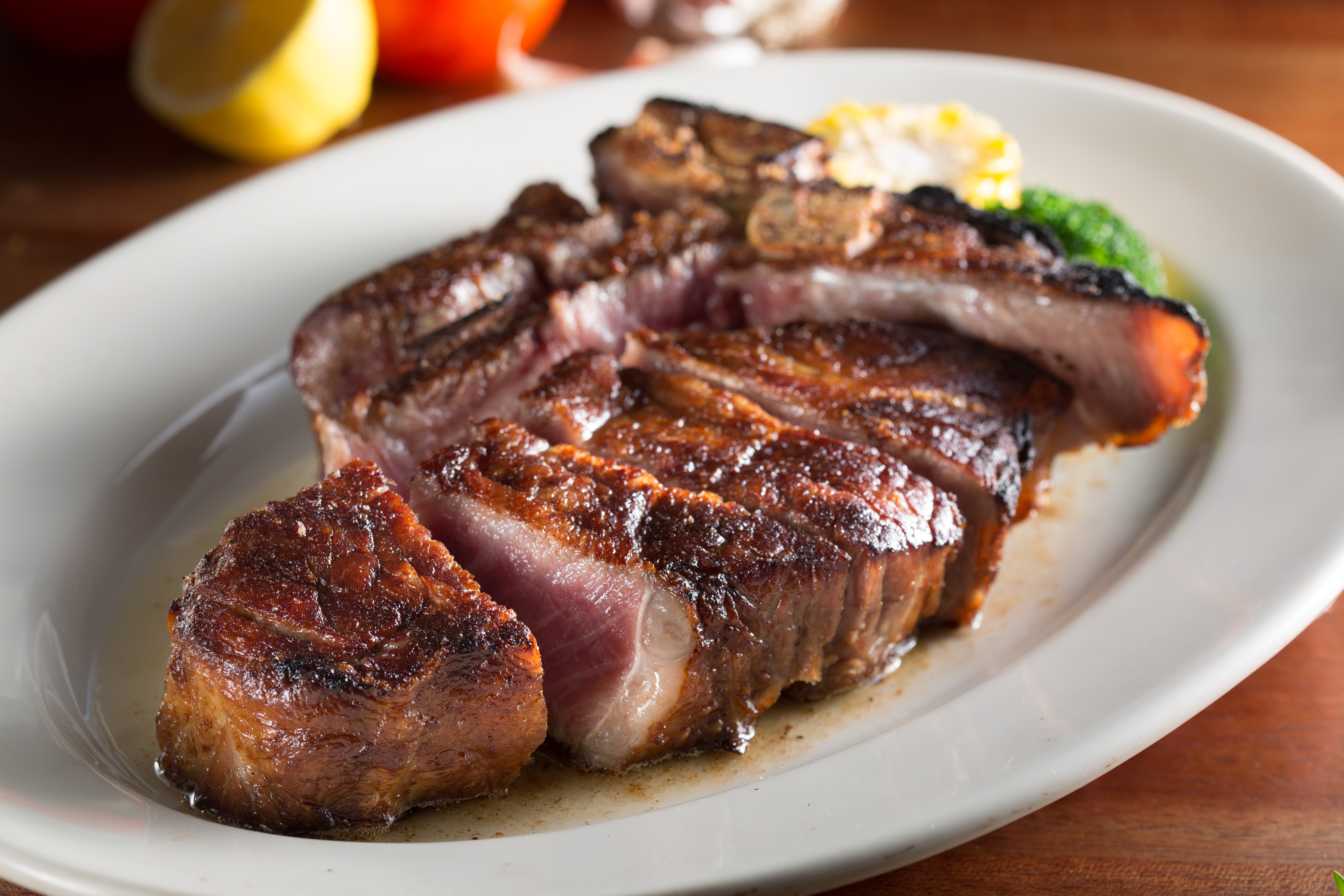 風味濃郁的「乾式熟成55天丁骨牛排」，同時吃得到柔軟的菲力（後）和豐美嚼勁的紐約克（前）。（Fresh & Aged，5,500元／36oz）