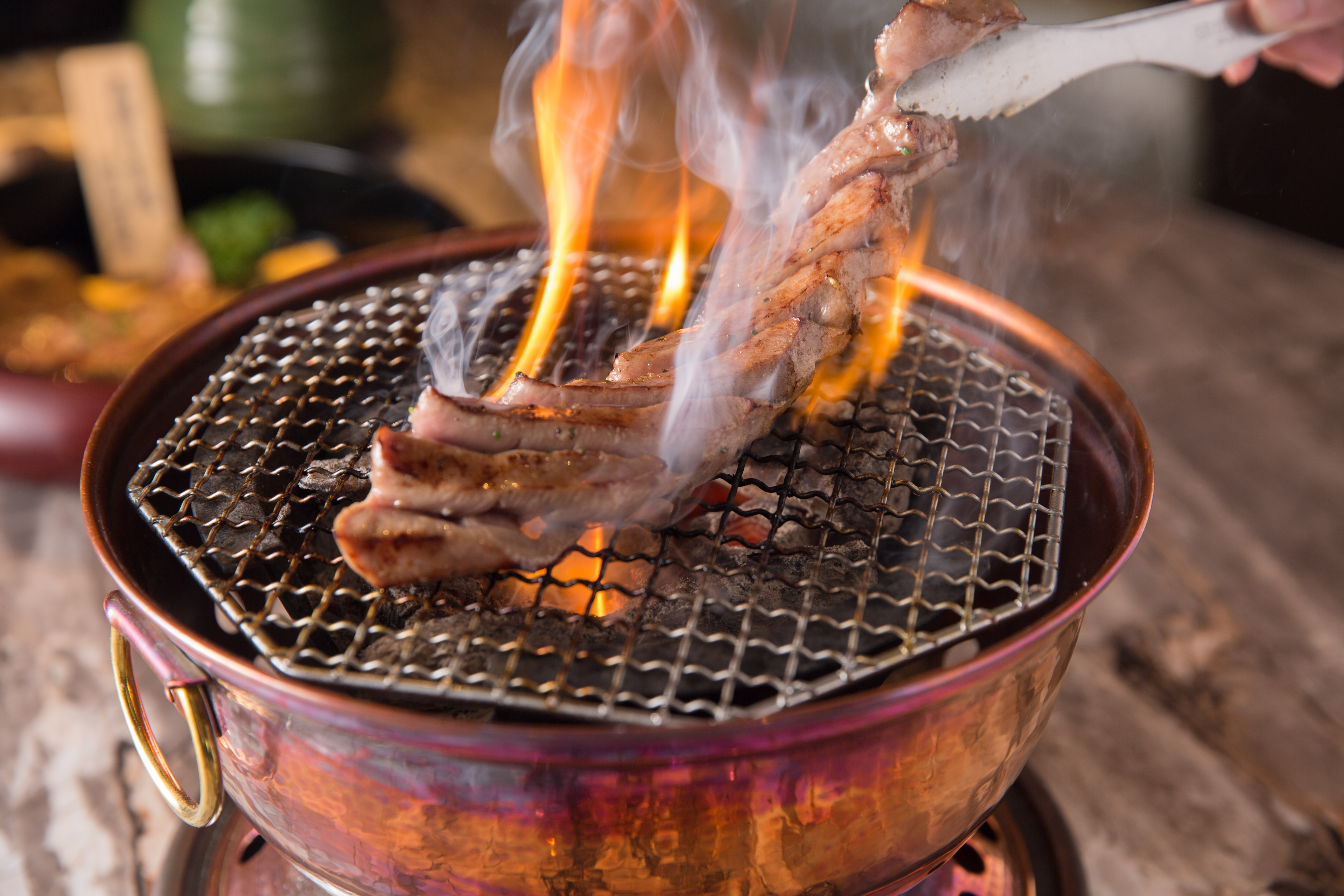 外彈內脆、鹹甜焦香的「劍心」，盡顯燒烤5分熟牛舌的風采。（1,860元／份）