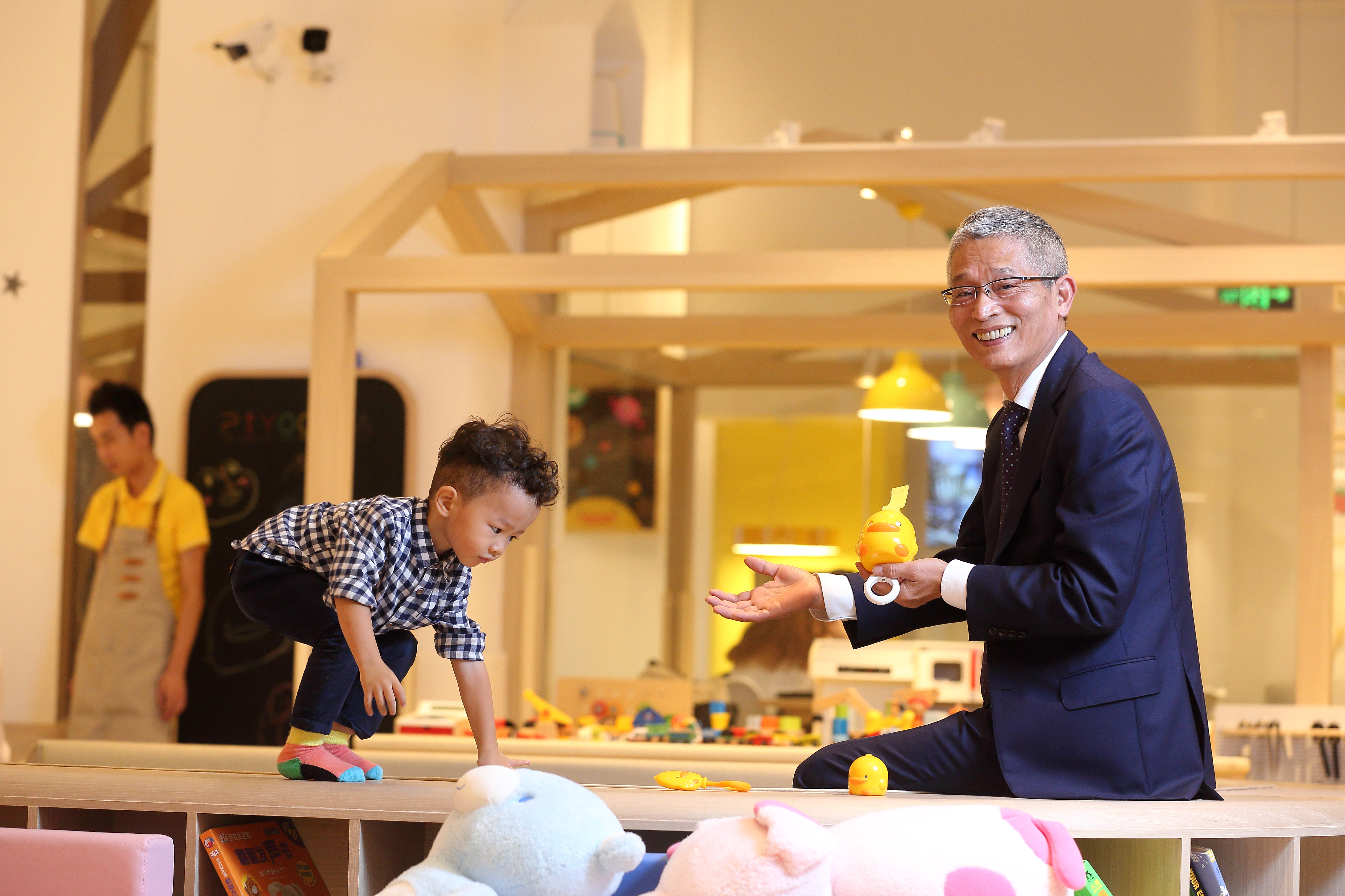 集團旗下第一間PiYO CASA小鴨家親子餐廳開在上海浦東天物空間商場內，許復進（右）與孫子同樂。