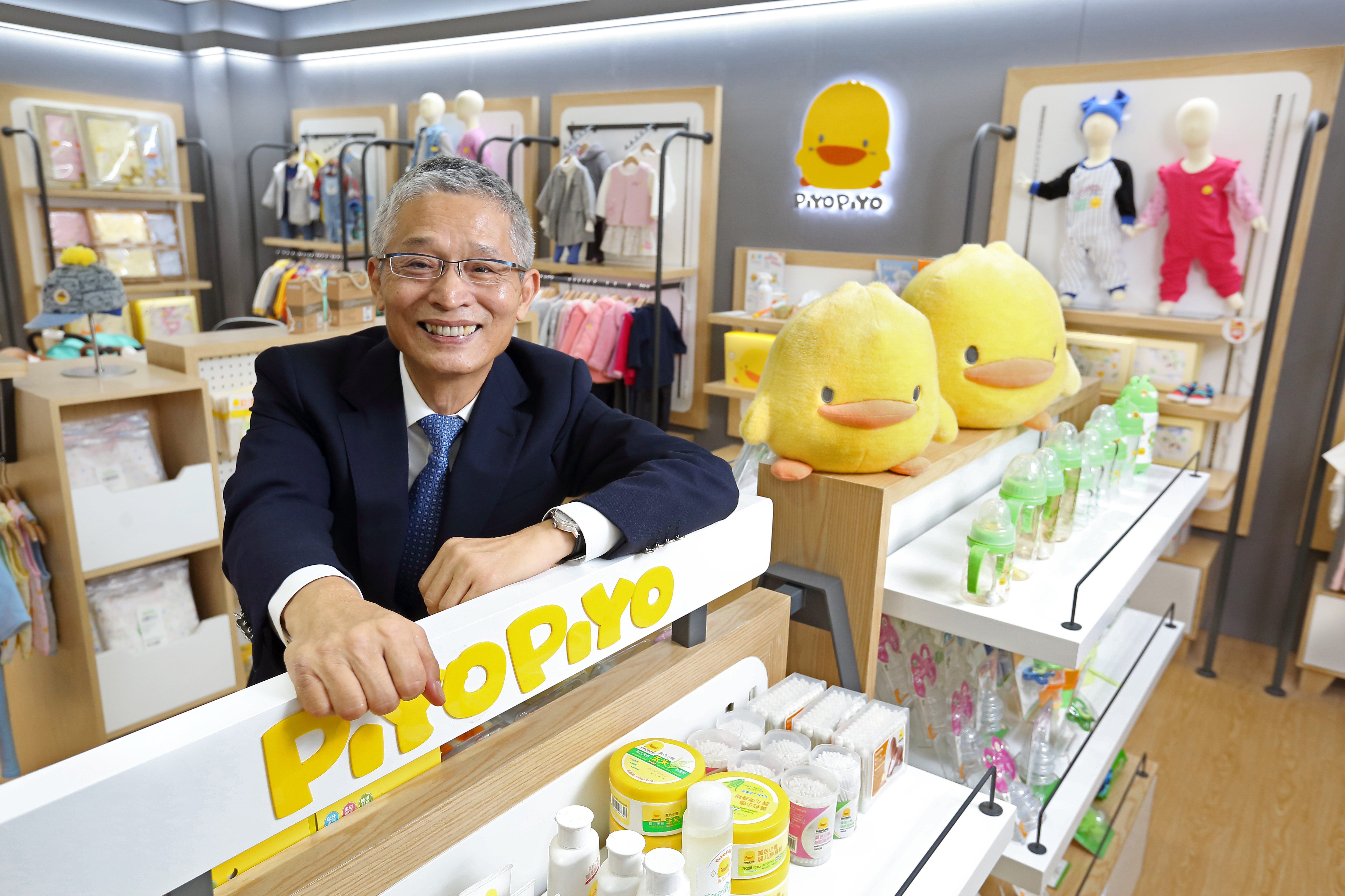 許復進早年在文具禮品市場賺到第1桶金，1993年註冊Q版造型黃色小鴨PIYOPIYO，隔年切入嬰幼市場，成為第1家本土嬰幼用品品牌商。