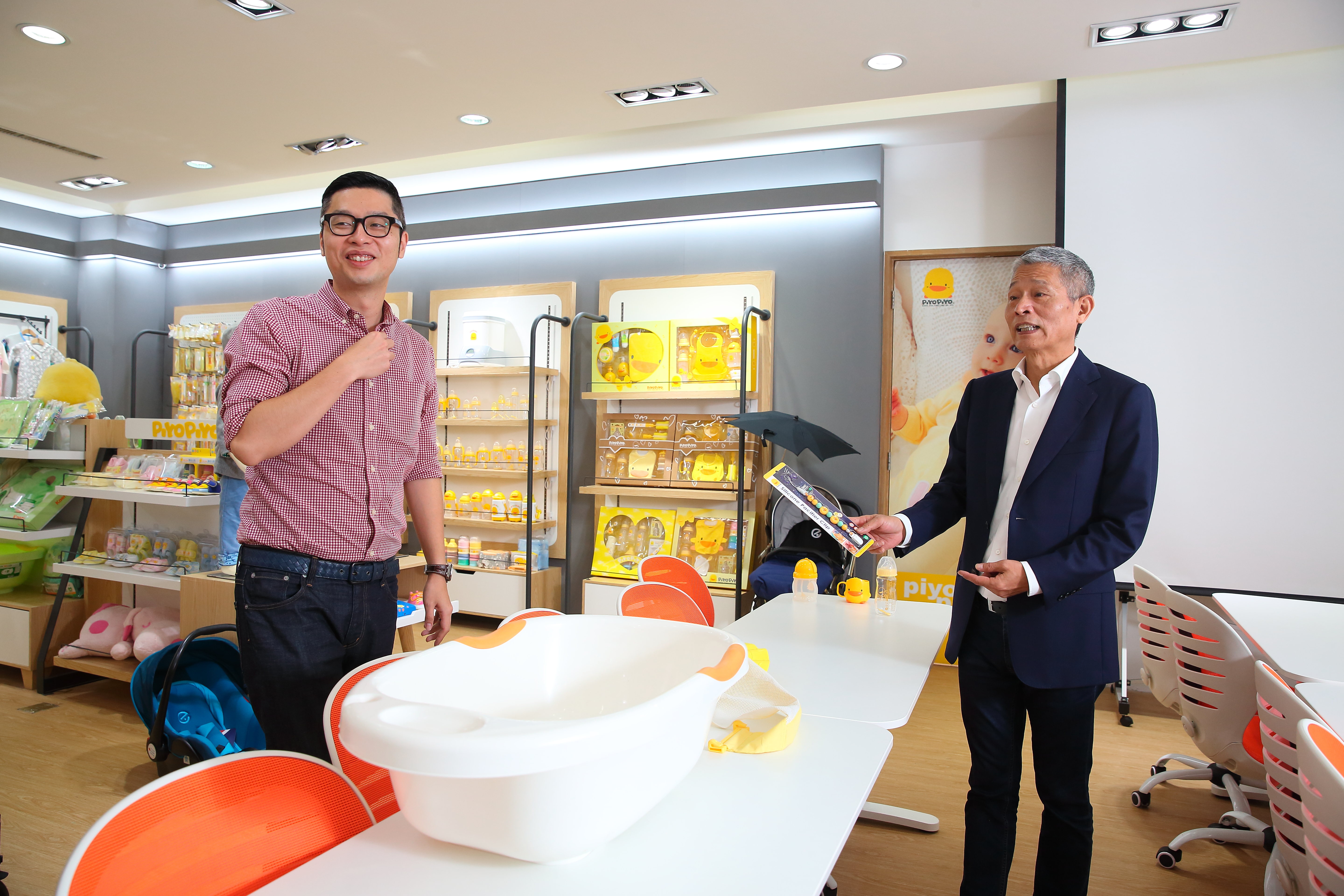 長子許永融（左）加入團隊，成為父親許復進（右）的得力助手。