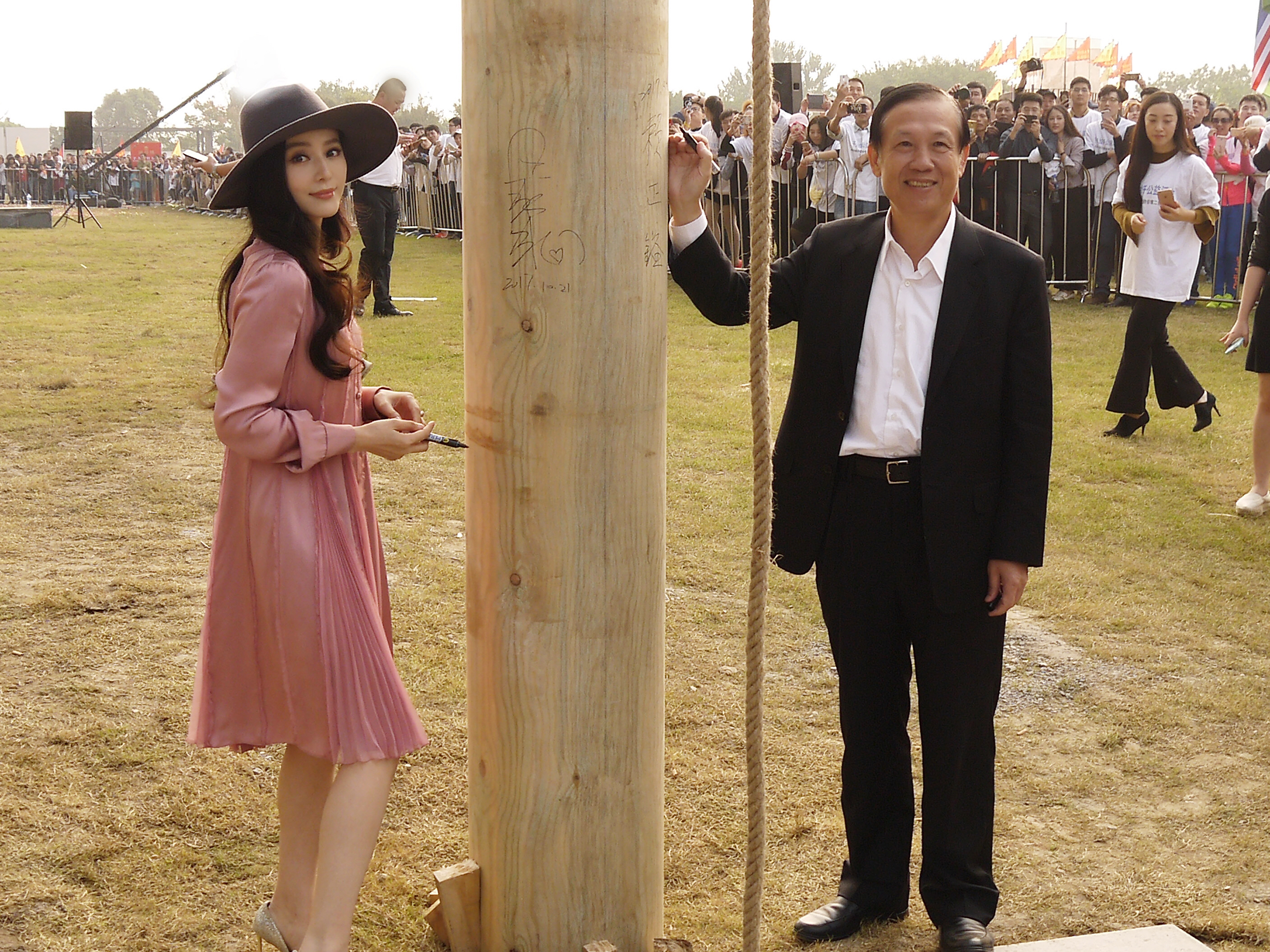 涵碧樓酒店集團董事長賴正鎰(右)邀請了知名藝人范冰冰(左)參與「涵碧樓揚帆啟航、敲響幸福鐘聲」儀式。(鄉林提供)