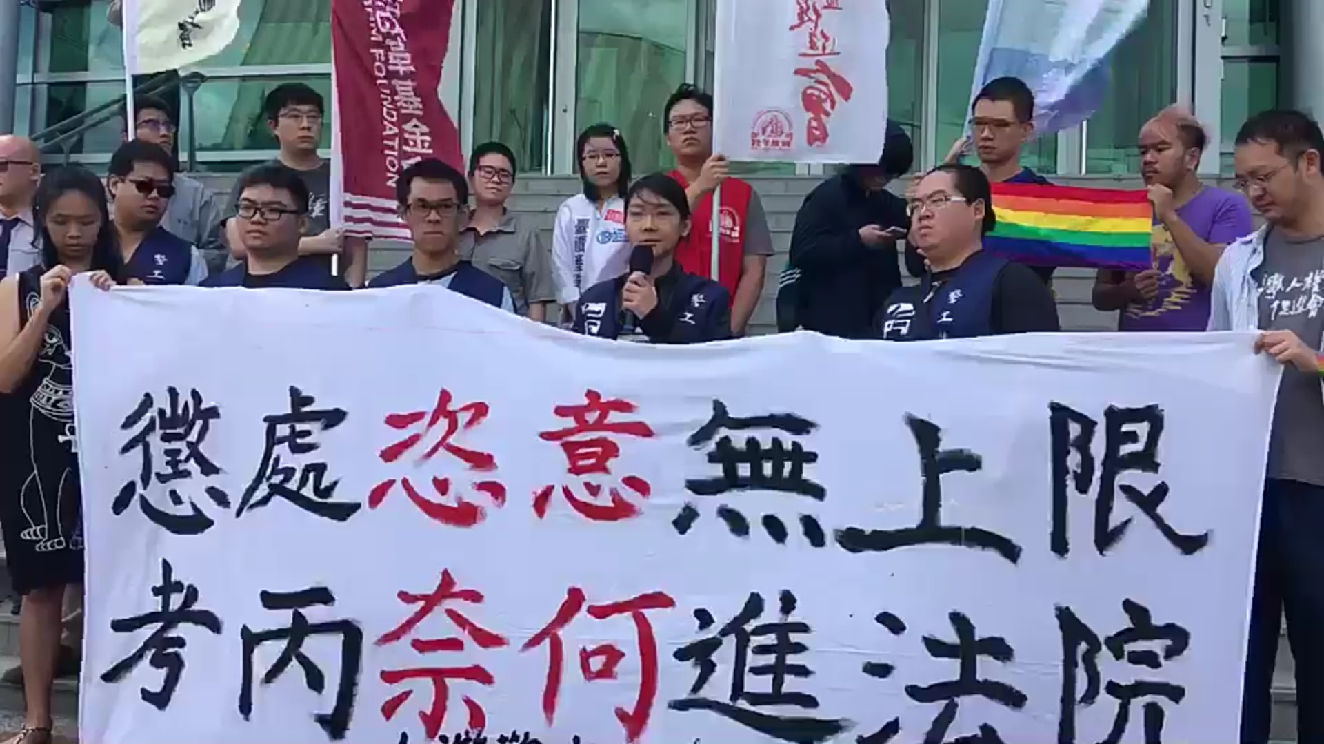 男警葉繼元因留長髮考績列為丙等，提行政訴訟要求撤銷丙等考績並求償50萬元敗訴。