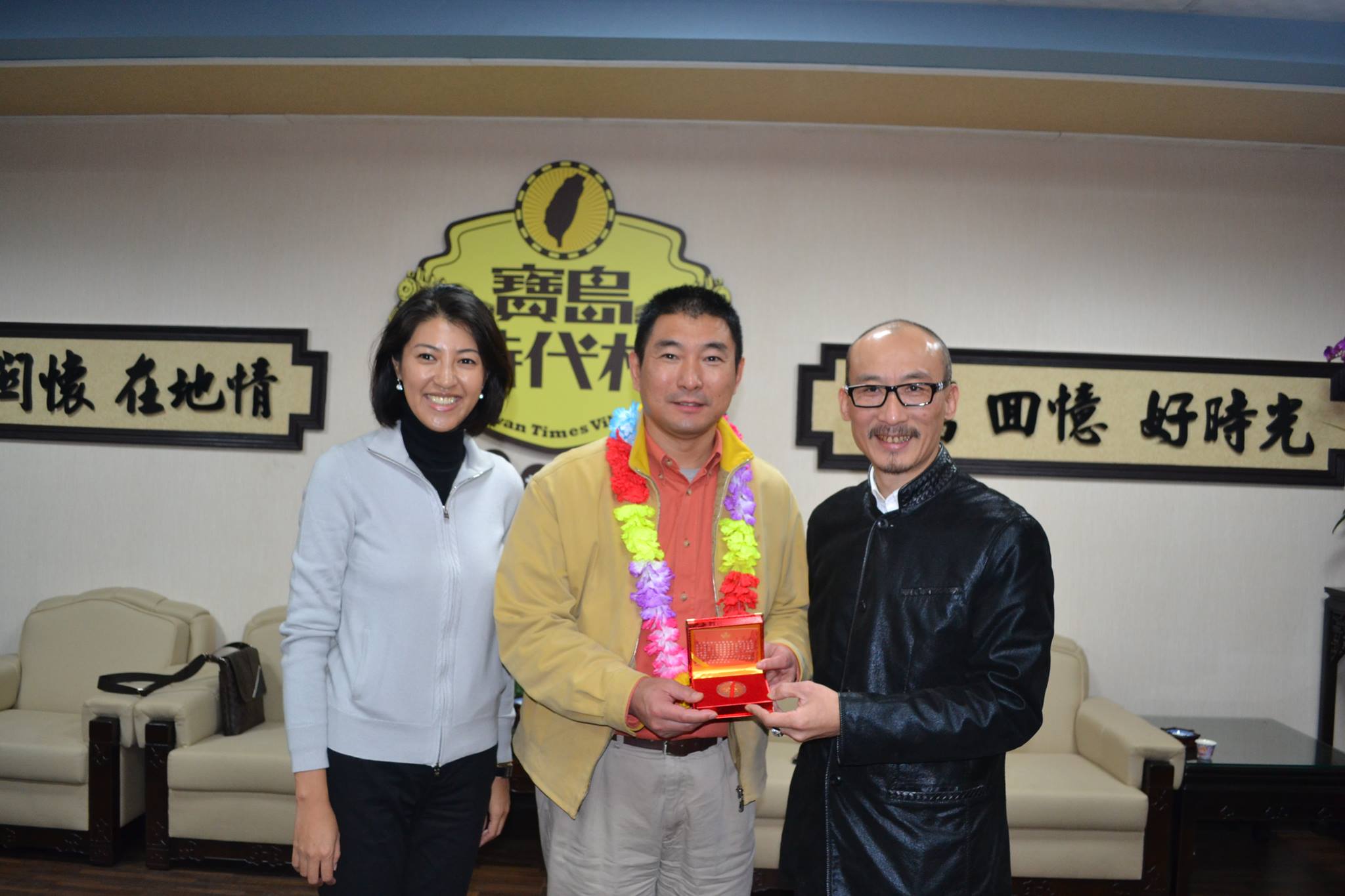 南投地檢署偵辦草屯鎮農會選舉暴力事件，意外查出小潘潘丈夫、草屯鎮夜市大亨江欽良（右）涉用人頭向農會詐貸。（翻攝自江欽良臉書）