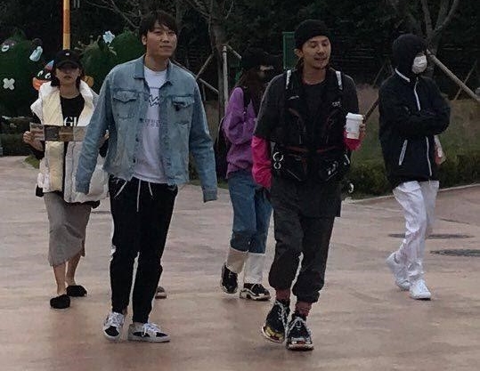 台灣粉絲在度假村遊樂區幸運捕獲野生GD和Dara。（翻攝自OMei x BIGBANG 老妹私心韓國趣粉絲團）