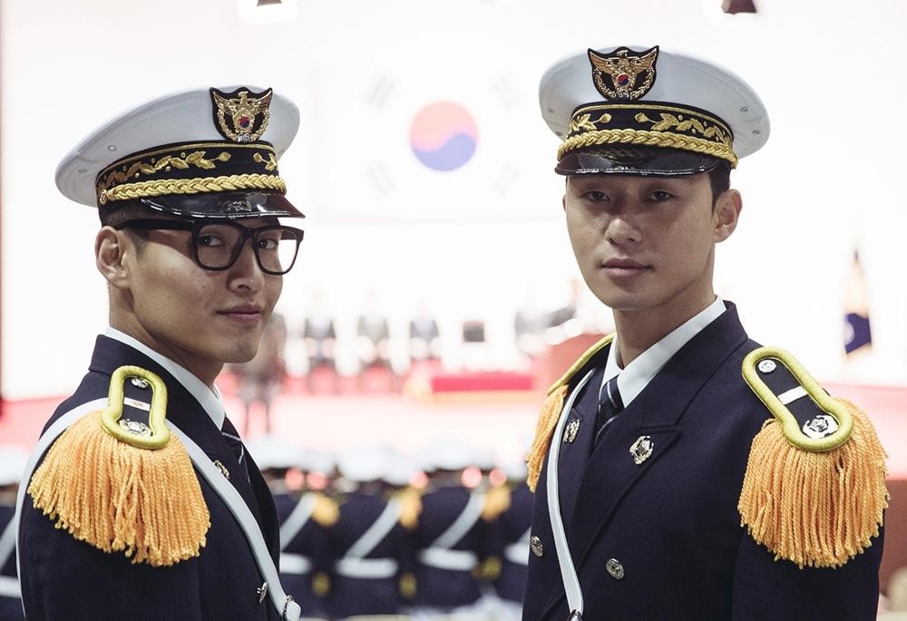 朴敘俊(右)、姜河那主演的《菜鳥警校生》,小兵立大功成為韓國2017賣座第5名的電影。(龍祥電影提供)