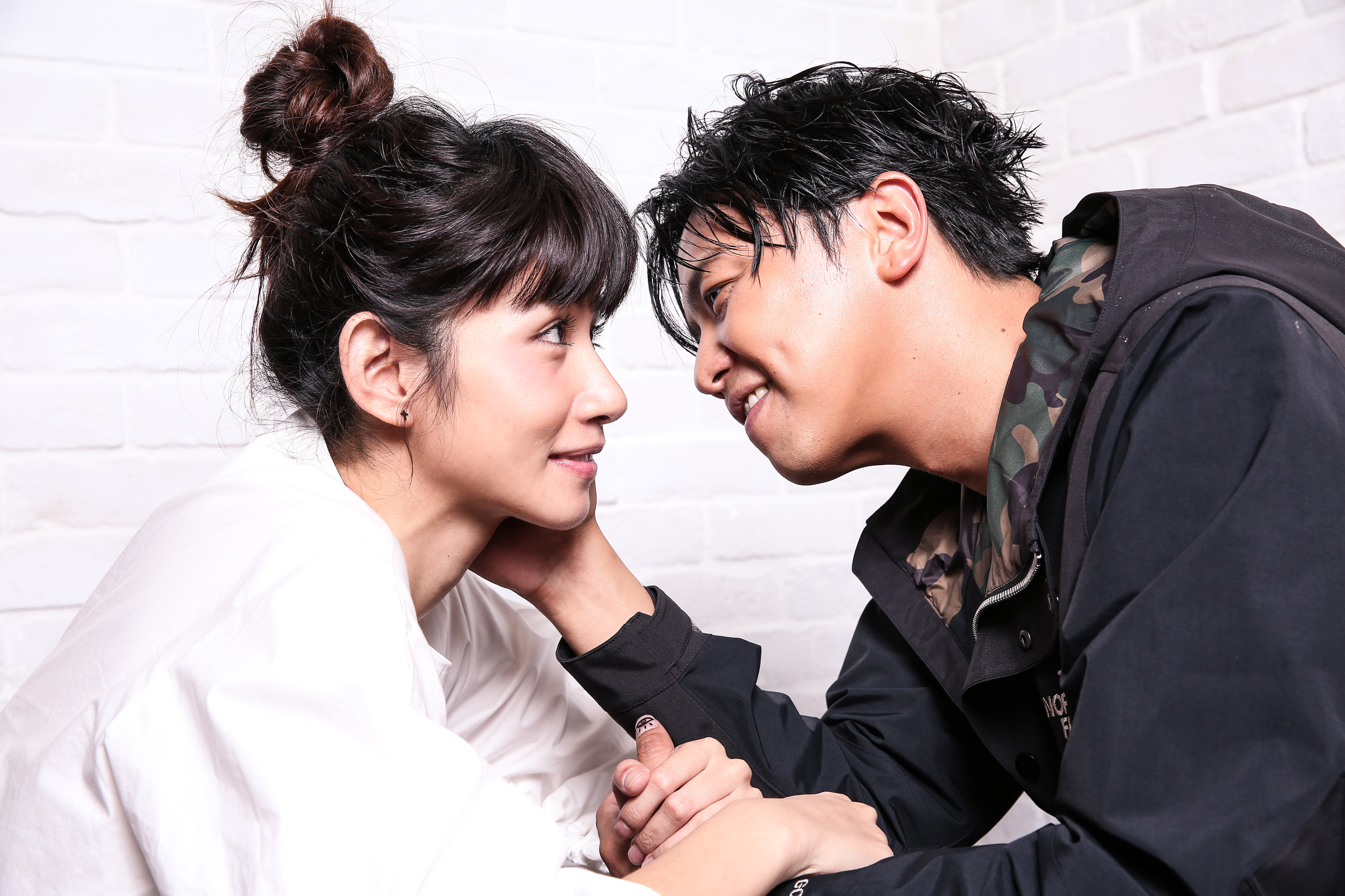 李千娜小鬼二人合作《逃婚100次》拍出極佳默契，兩人拍合照時，自動會擺出合拍動作。