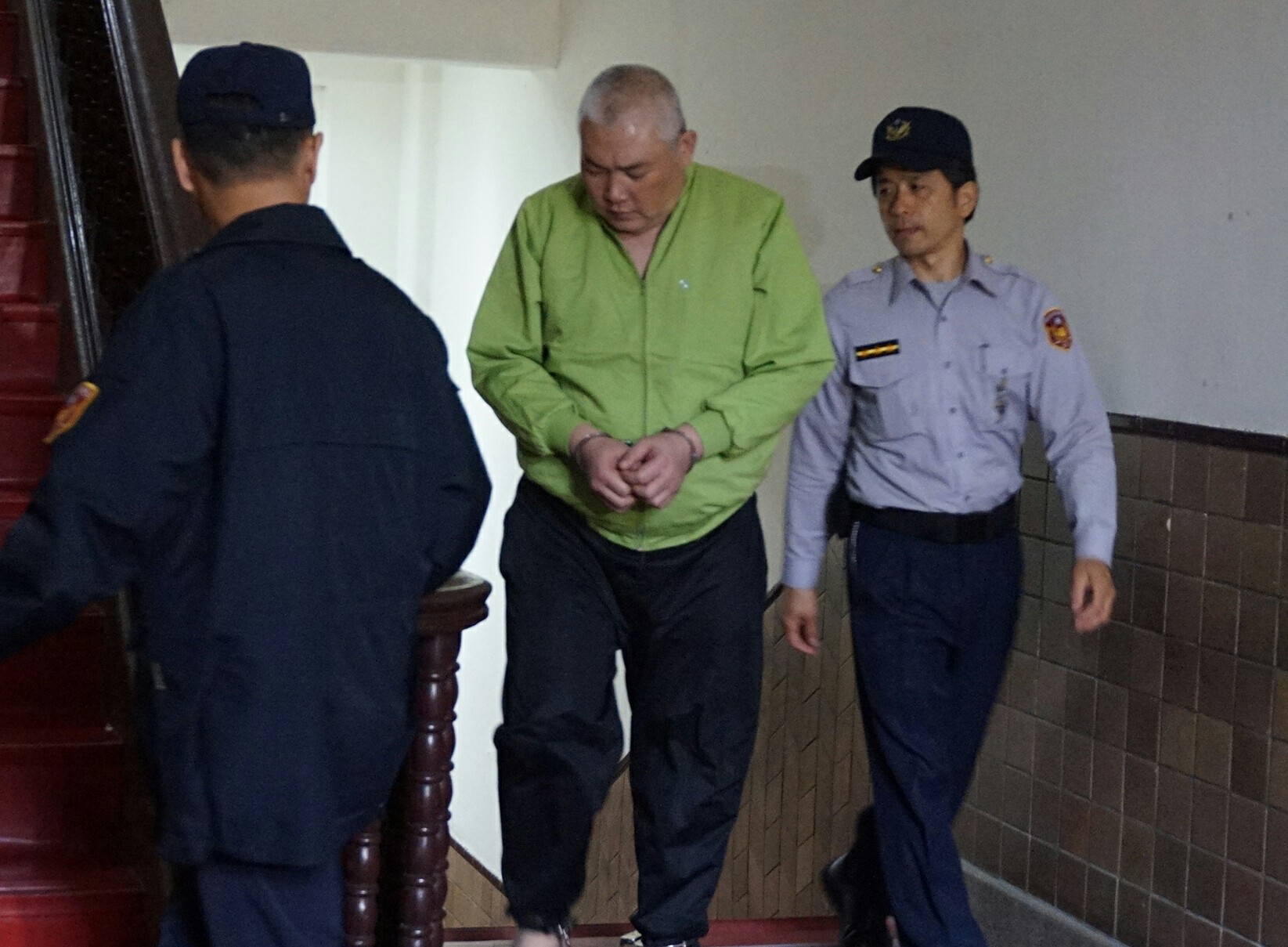 男子施信誠槍殺妻子落網後，向一審法官嗆不敢判死刑，今獲最高法院判無期定讞。