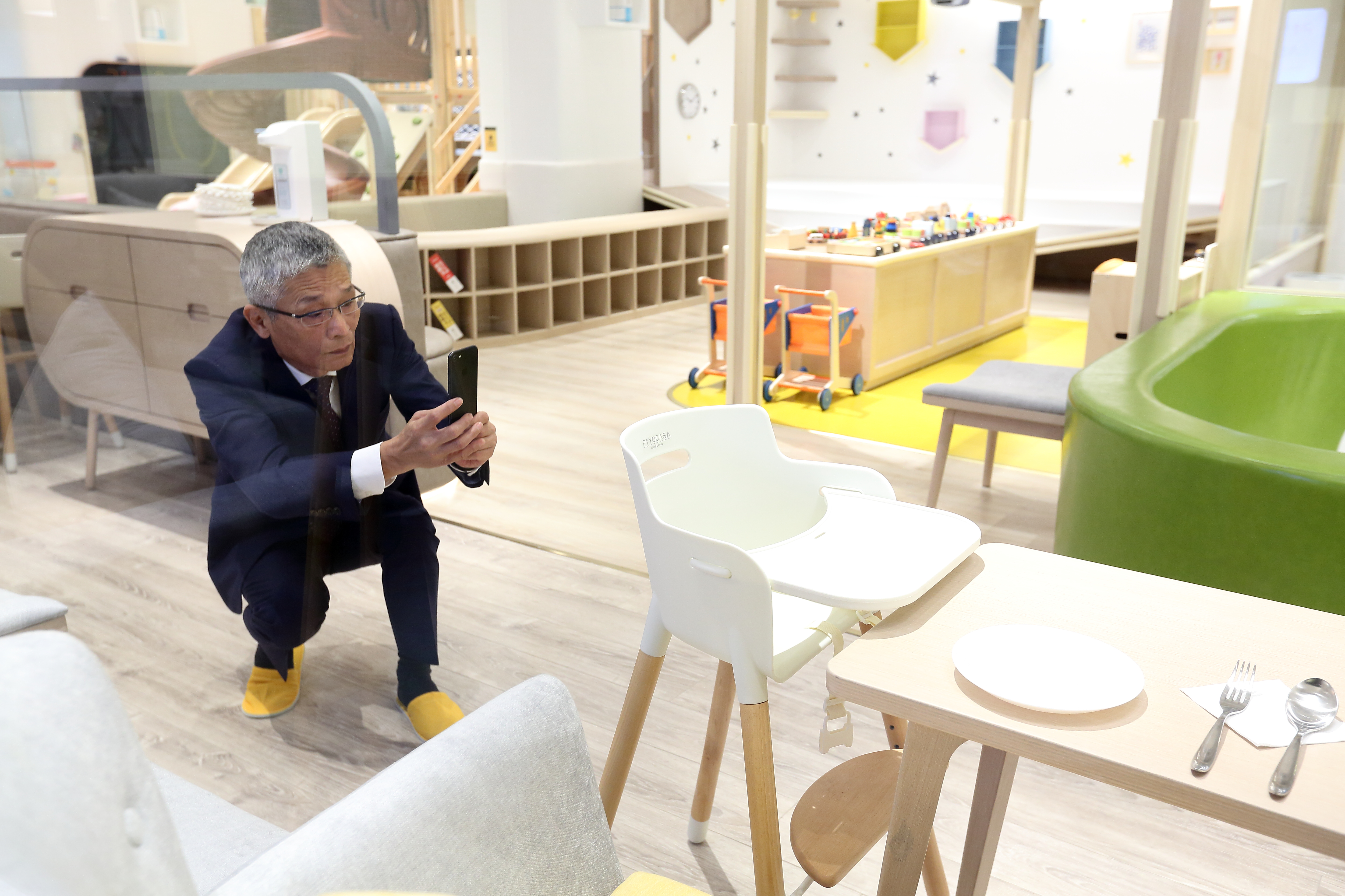 許復進對細節相當要求，圖為集團旗下第1間親子餐廳開幕前，他拿手機紀錄問題，方便日後請員工修正或調整。
