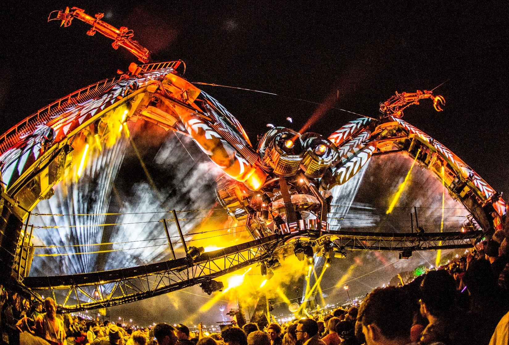 以大型蜘蛛裝置聞名的ARCADIA電子音樂節，11月11、12日將在台北大佳河濱公園登場。（COSMOS LIVE!提供）