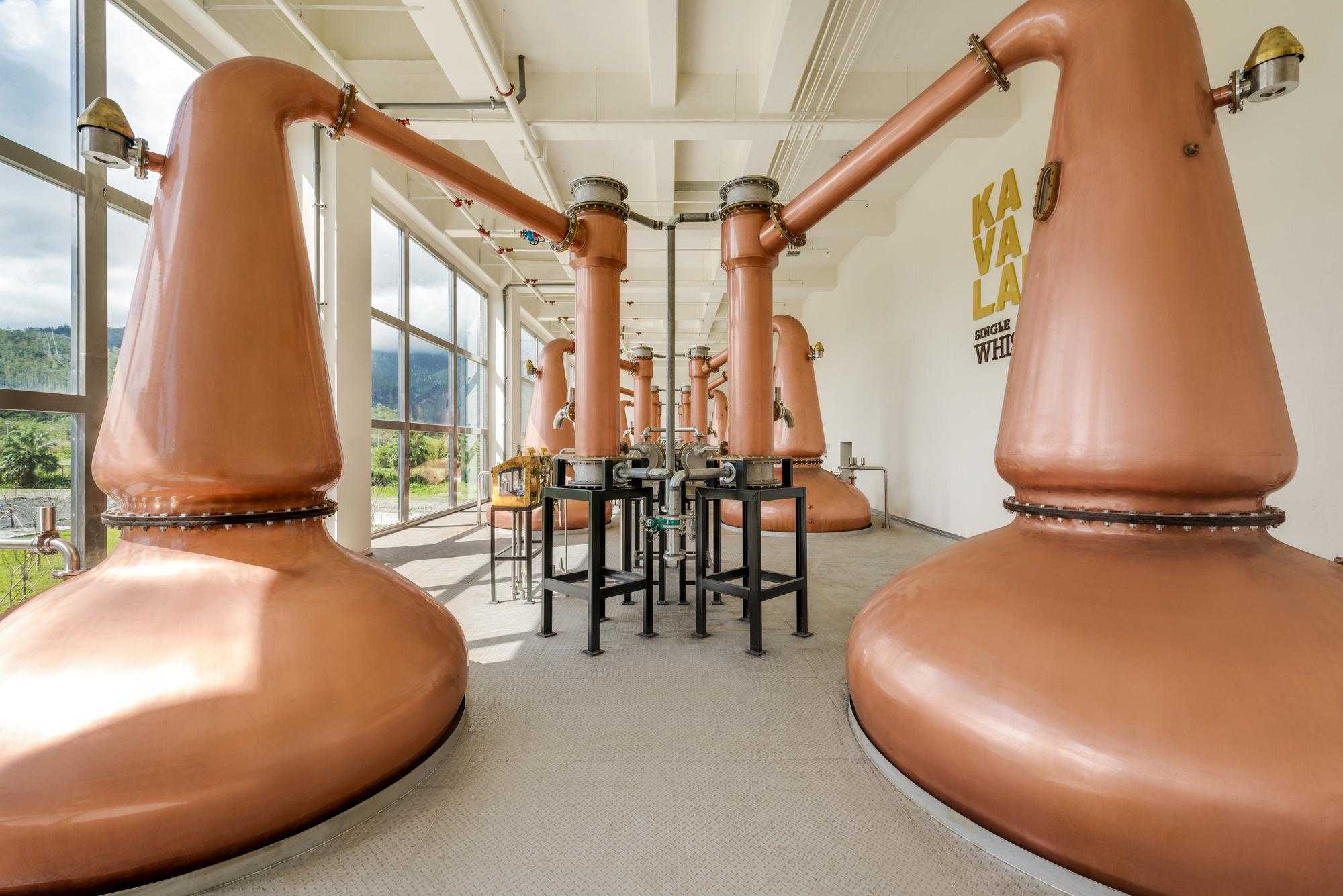 噶瑪蘭酒廠內共10套傳統蘇格蘭壺式蒸餾器。