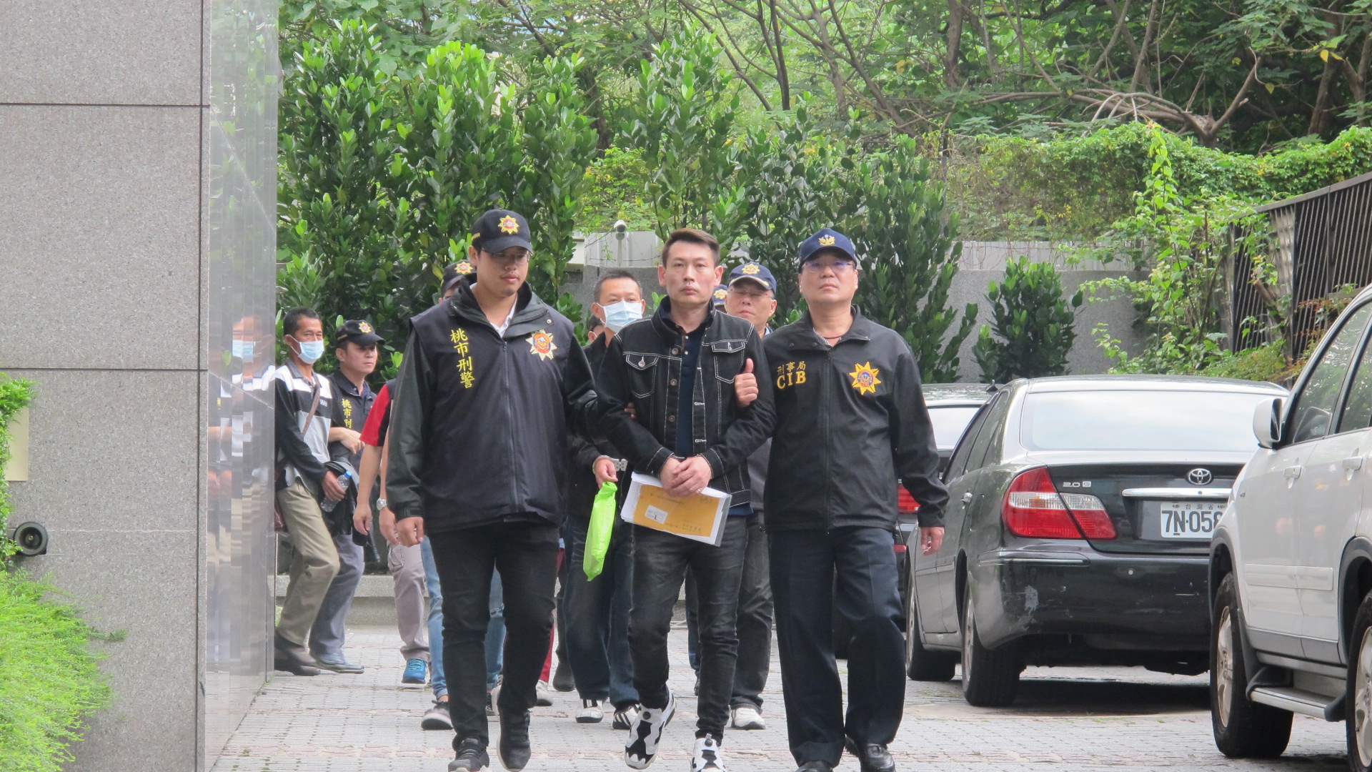 竹聯幫震武堂堂主林鈞庠涉嫌夥同結拜兄弟、統促黨狄青黨部主委孔慶駿進行恐嚇取財。（翻攝畫面）