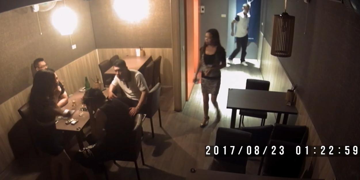 林男與周女於談判時內毆打劉姓居酒屋老闆。(翻攝畫面)