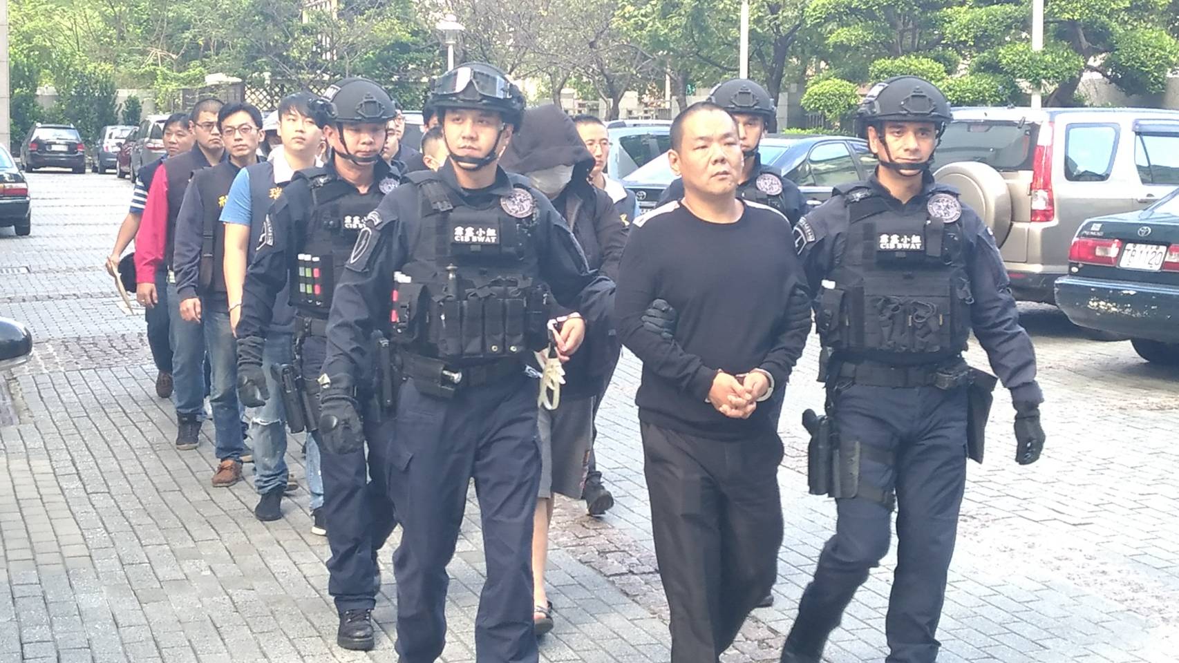 天道盟太陽會的曾嫌等人，涉嫌恐嚇砸店而遭警方逮捕。（刑事局提供）