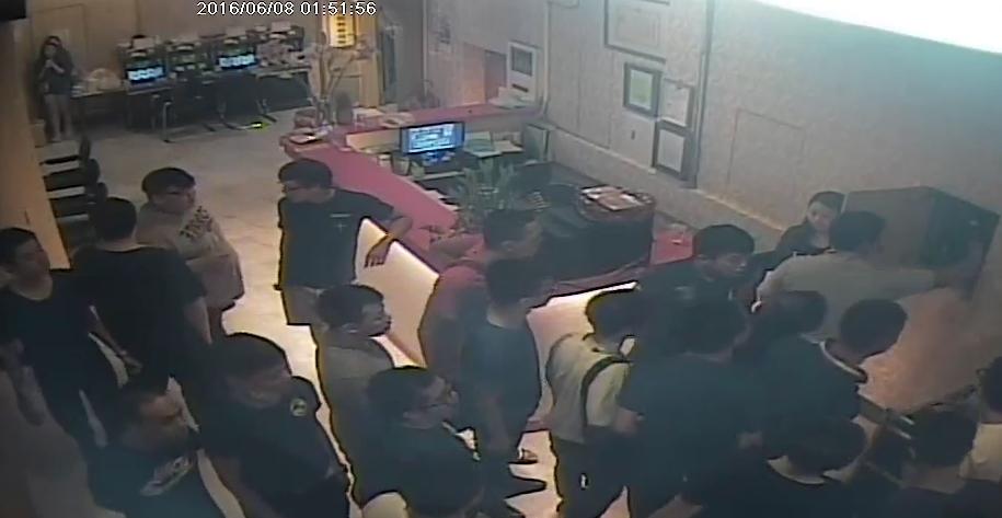 曾嫌與妻子率眾至電玩店恐嚇砸店、並毆傷店員。（刑事局提供）