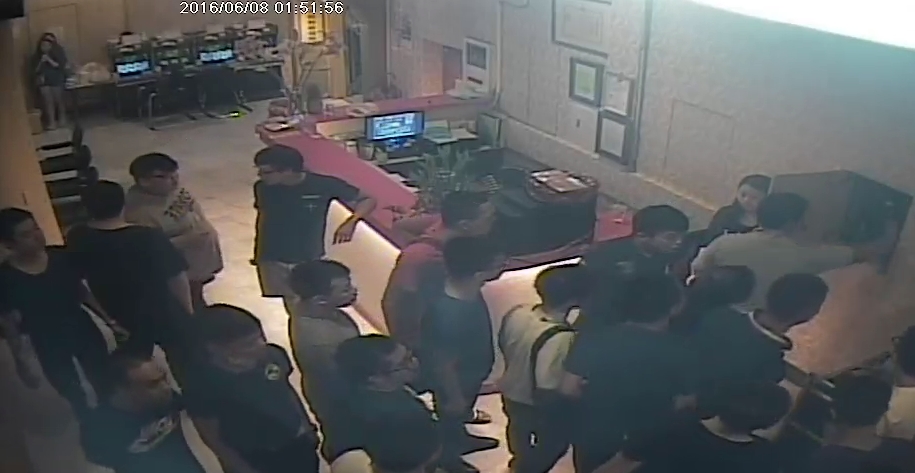 曾嫌與妻子率眾至電玩店恐嚇砸店、並毆傷店員。(刑事局提供)