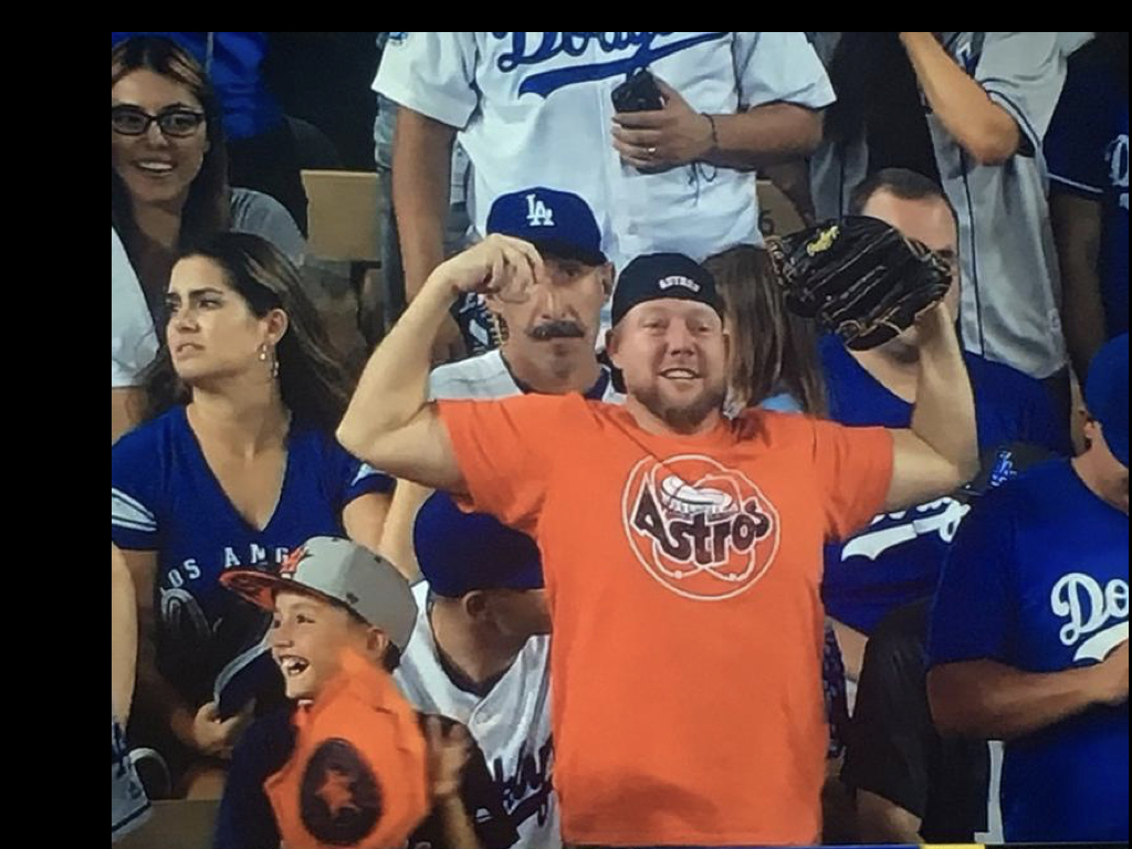 美國職棒「世界大賽」第二戰，太空人球迷米克森在第十局接到了阿圖維的全壘打。（twitter / LukeMickelson）