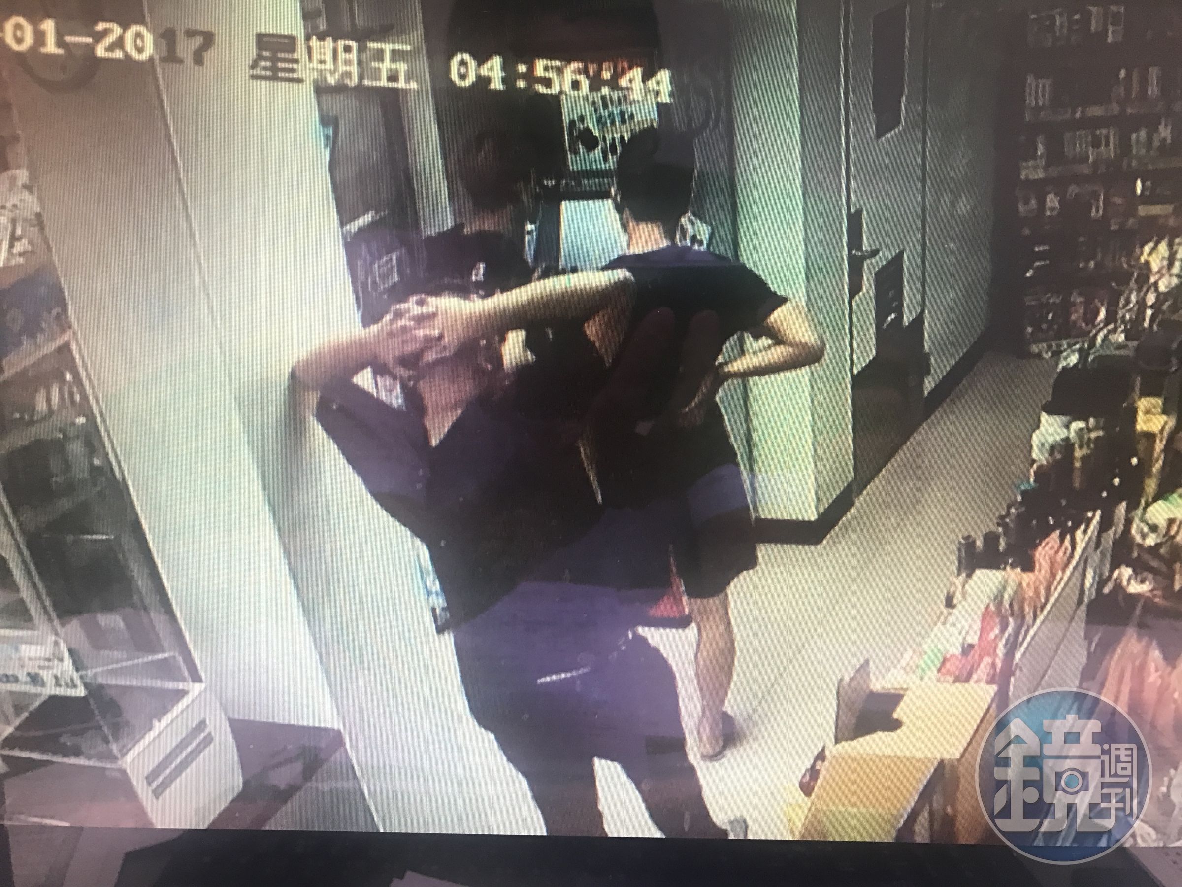 錢嫌教唆小弟至便利商店押人取款。（刑事局提供）