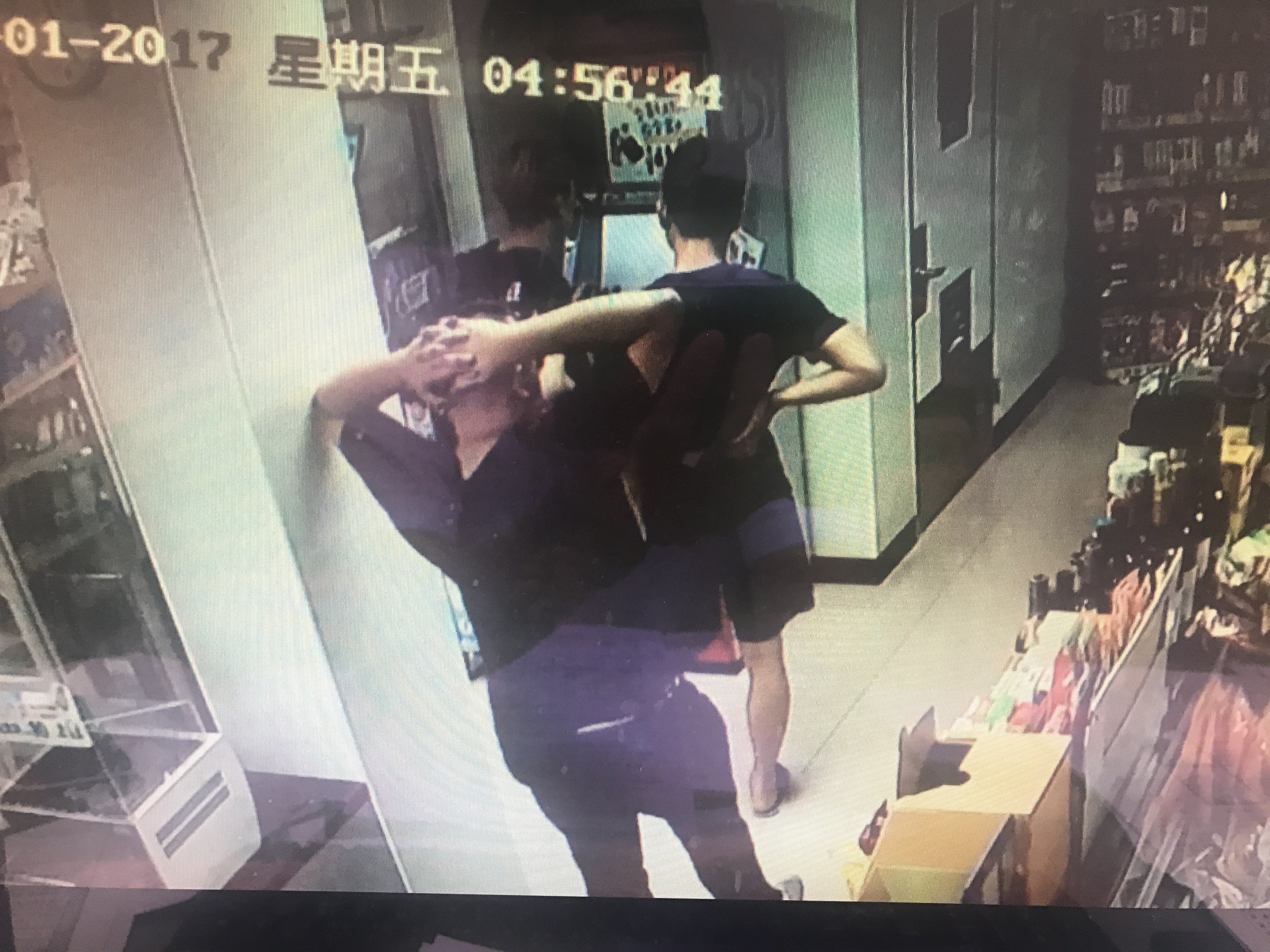 錢嫌教唆小弟至便利商店押人取款。（刑事局提供）