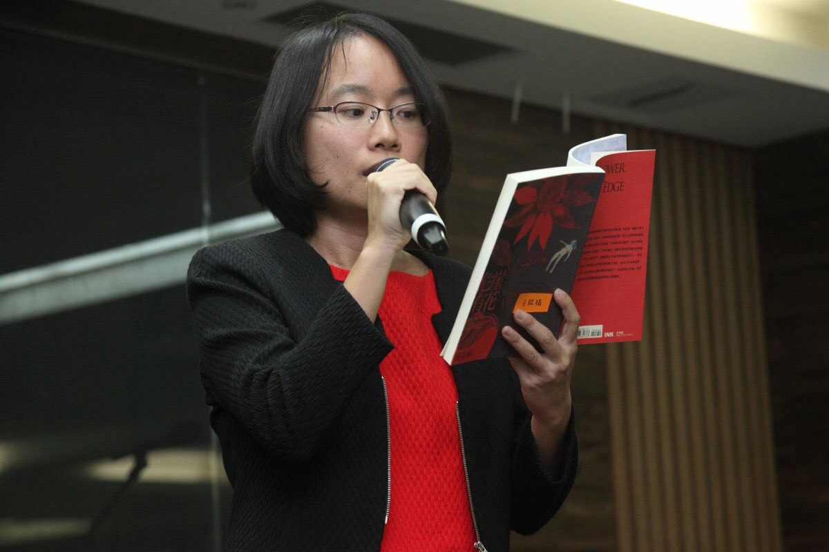 吳音寧朗讀自己收錄在詩集《危崖有花》裡的作品。（吳音寧提供）