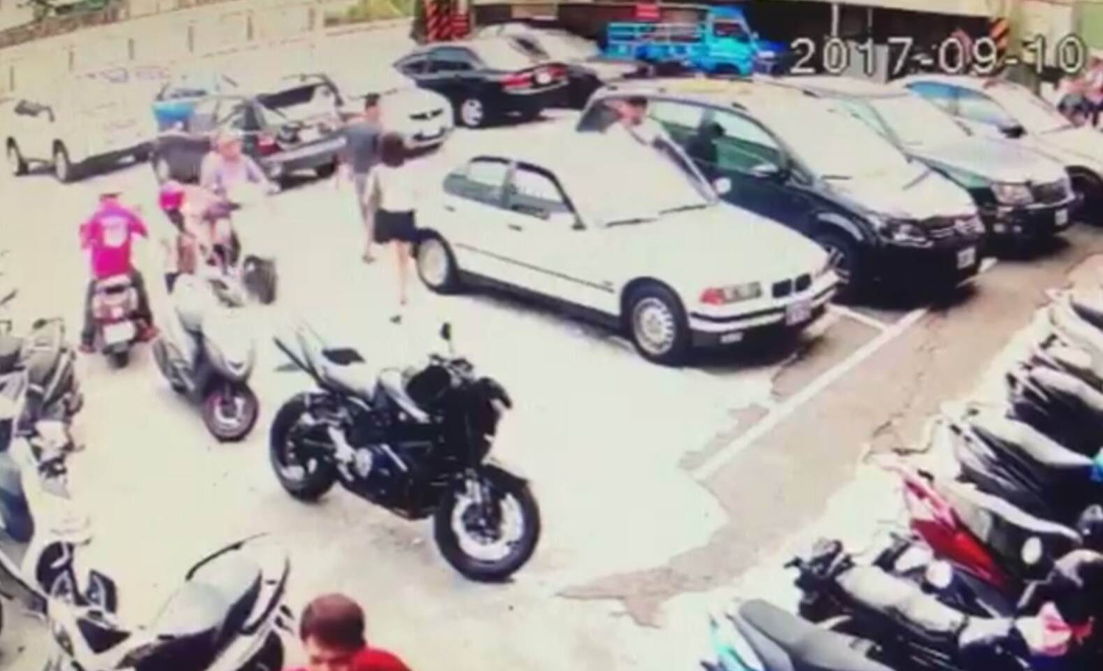 肇事的黑色轎車倒車時,撞到葉姓女子男友的車(圖中上方位置)。(翻攝監視器)