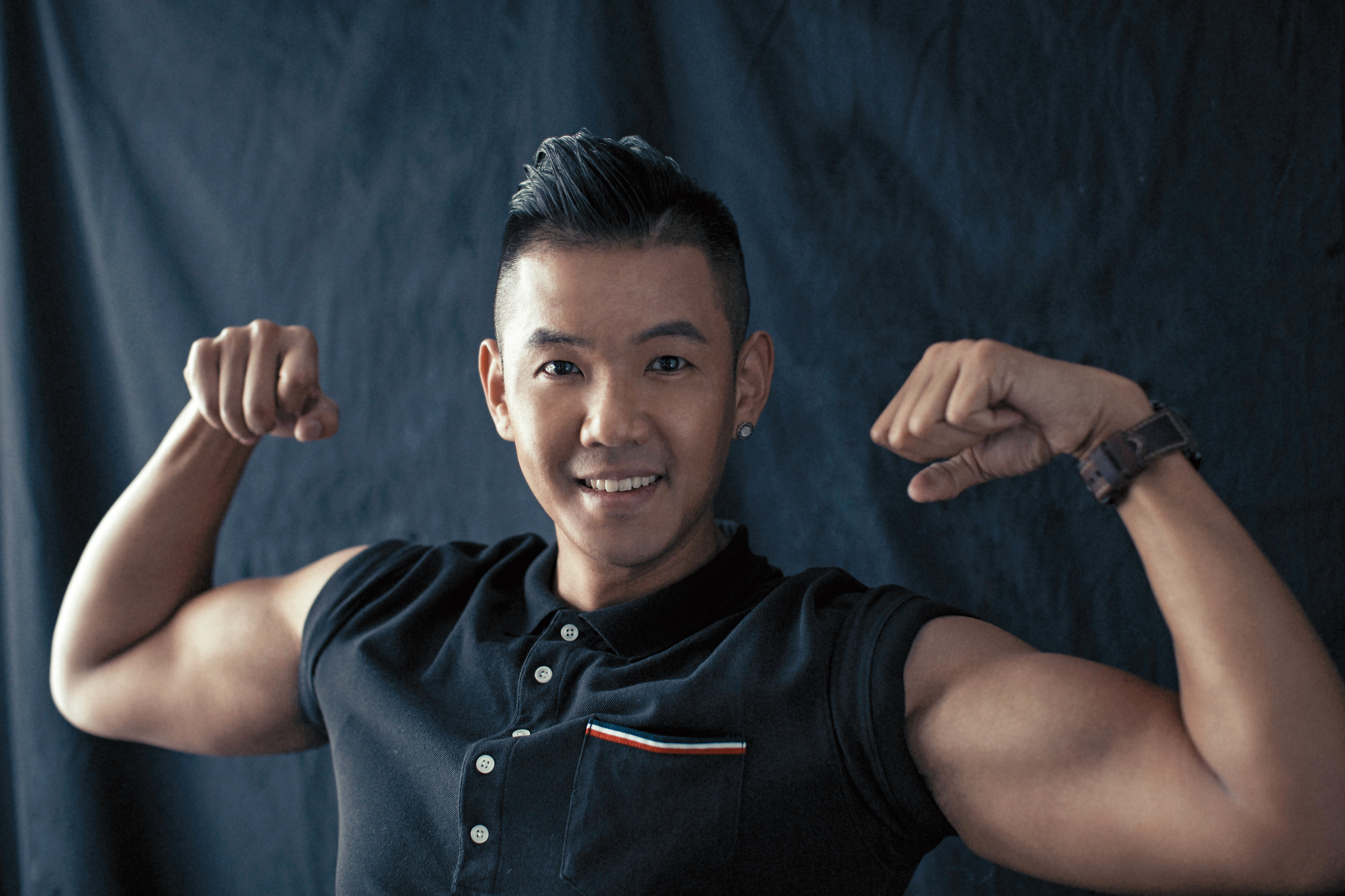 無法放棄整人，常常會有「綜藝魂」上身，陳建州就是會突然冒出長不大的模樣，這天拍照也不例外。 