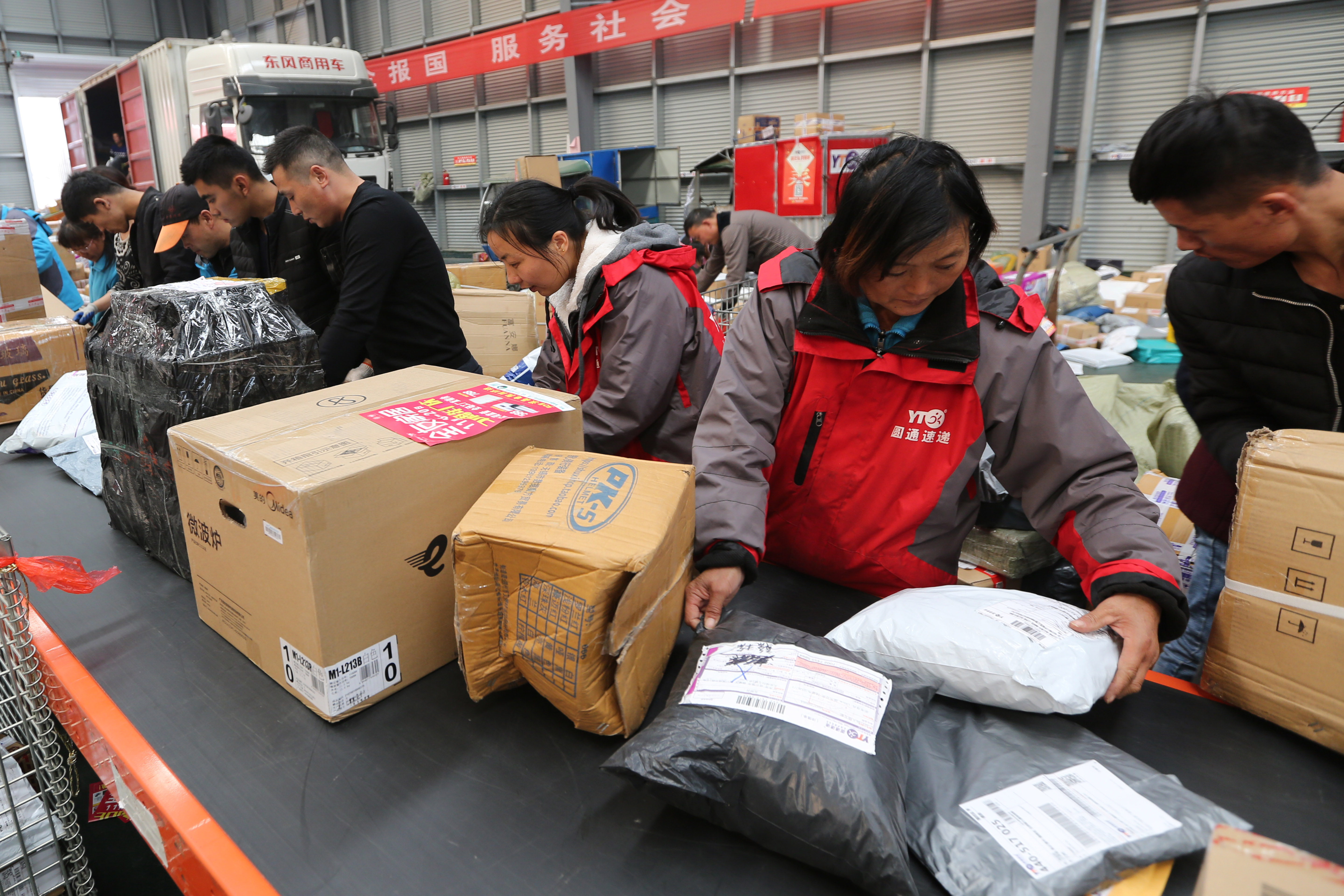 在海外網購、集貨時，消費者要注意貨品價格是否超過免稅金額，或者要求賣家「包稅」。（東方IC）