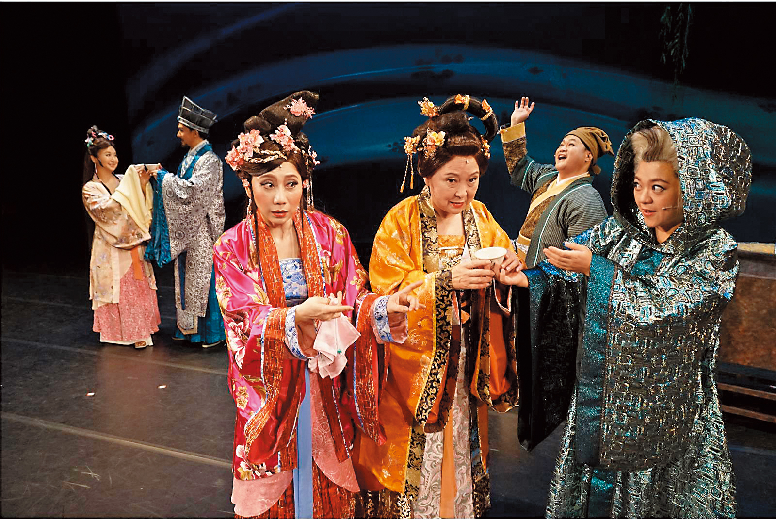 郎祖筠身為女性關懷女性,也站在創新與傳統並行不悖位置上發揚文化,舞台上有時裝與古裝,有歌仔戲、京戲、客家歌與紹興戲。(春河劇團提供)