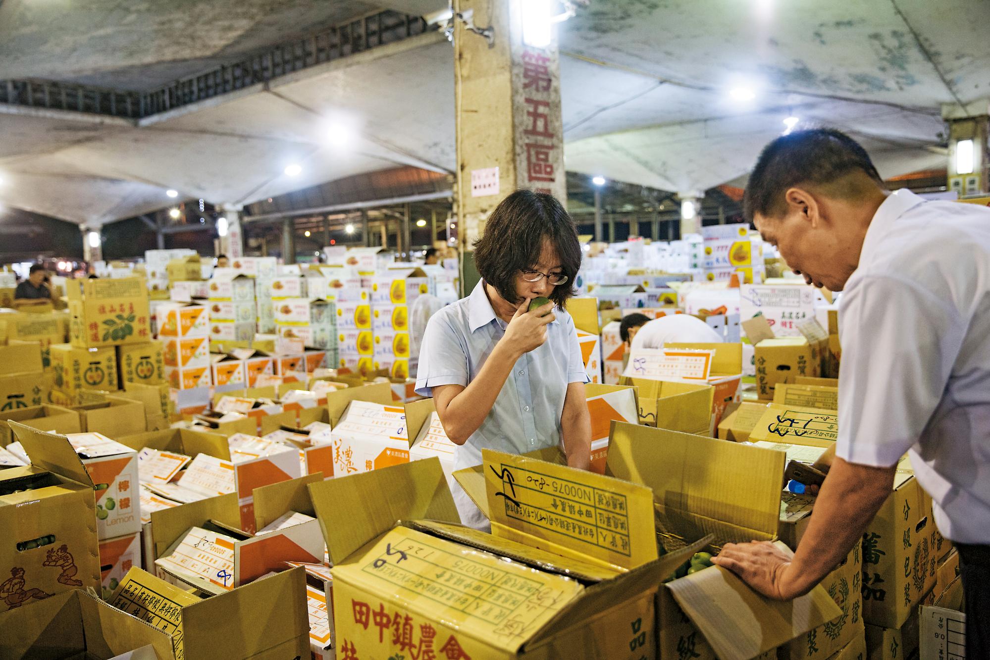 第一果菜市場掌管台灣3成3左右的蔬果量，雙北市民每天吃的菜，幾乎都要先到這裡報到，吳音寧也經常到這裡視察。