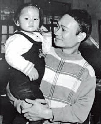 吳音寧(左)的父親是知名詩人吳晟(右),但她從小就不受管。(吳音寧提供)
