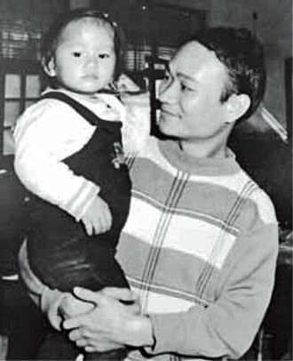 吳音寧（左）的父親是知名詩人吳晟（右），但她從小就不受管。（吳音寧提供）